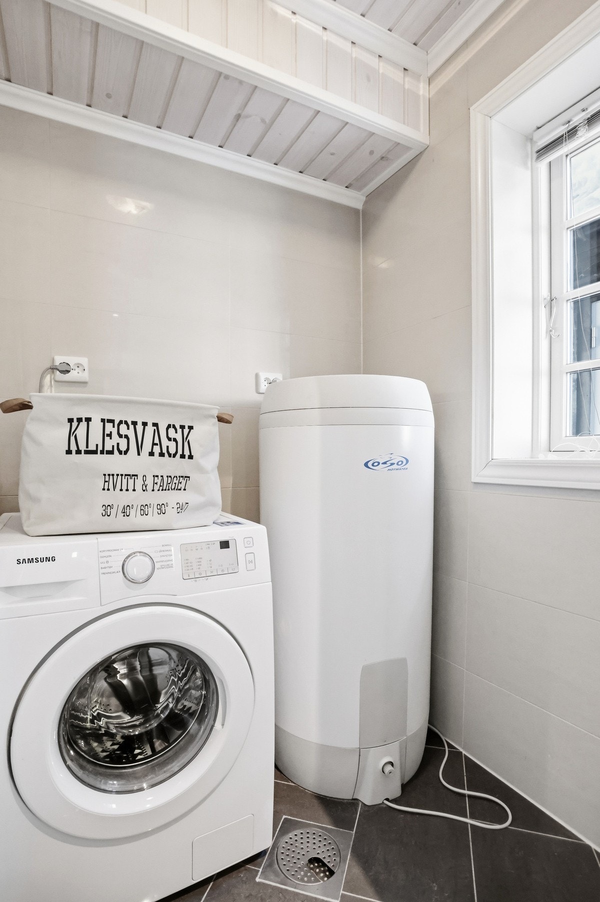 Teknisk rom med opplegg til vaskemaskin Galleribilde