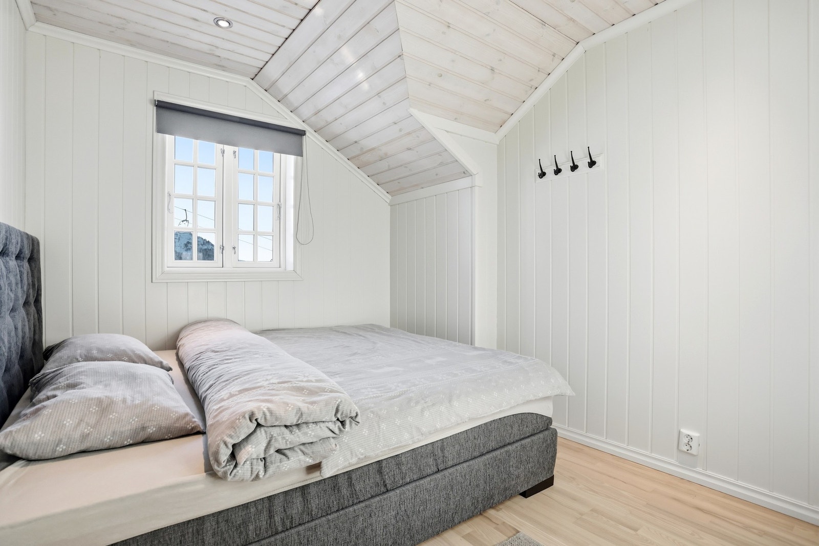 Soverom i 2.etasje innredet med dobbeltseng Galleribilde