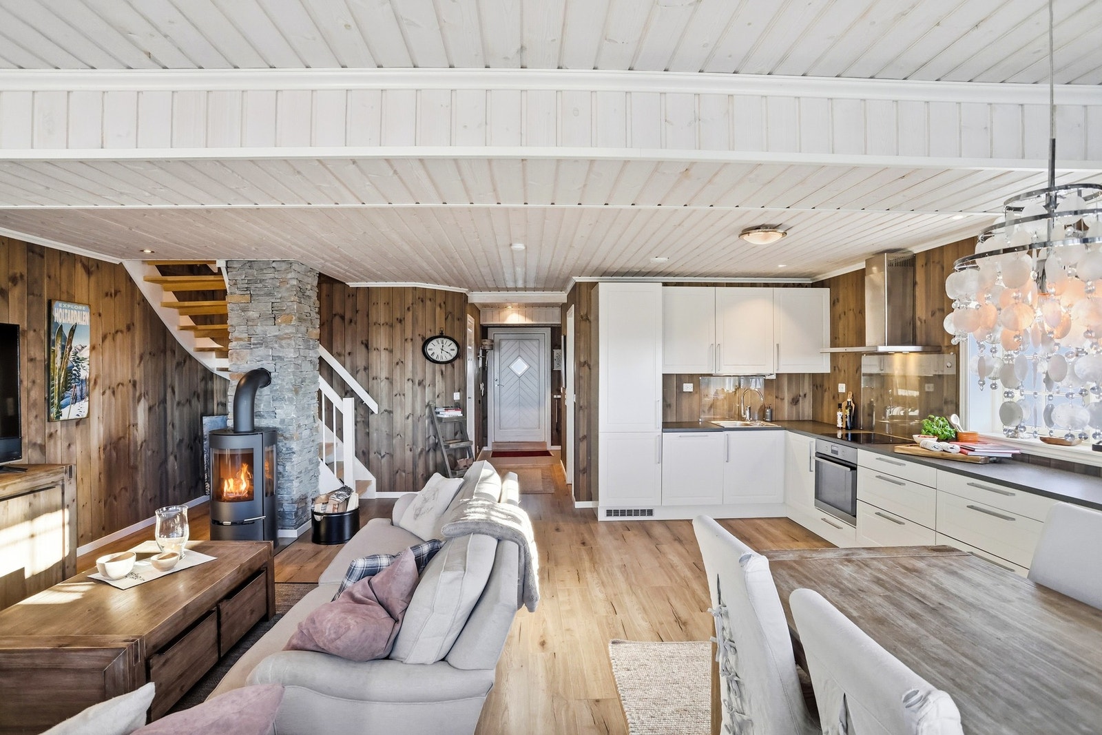 Beiset panel på vegg bidrar til en lun atmosfære Galleribilde