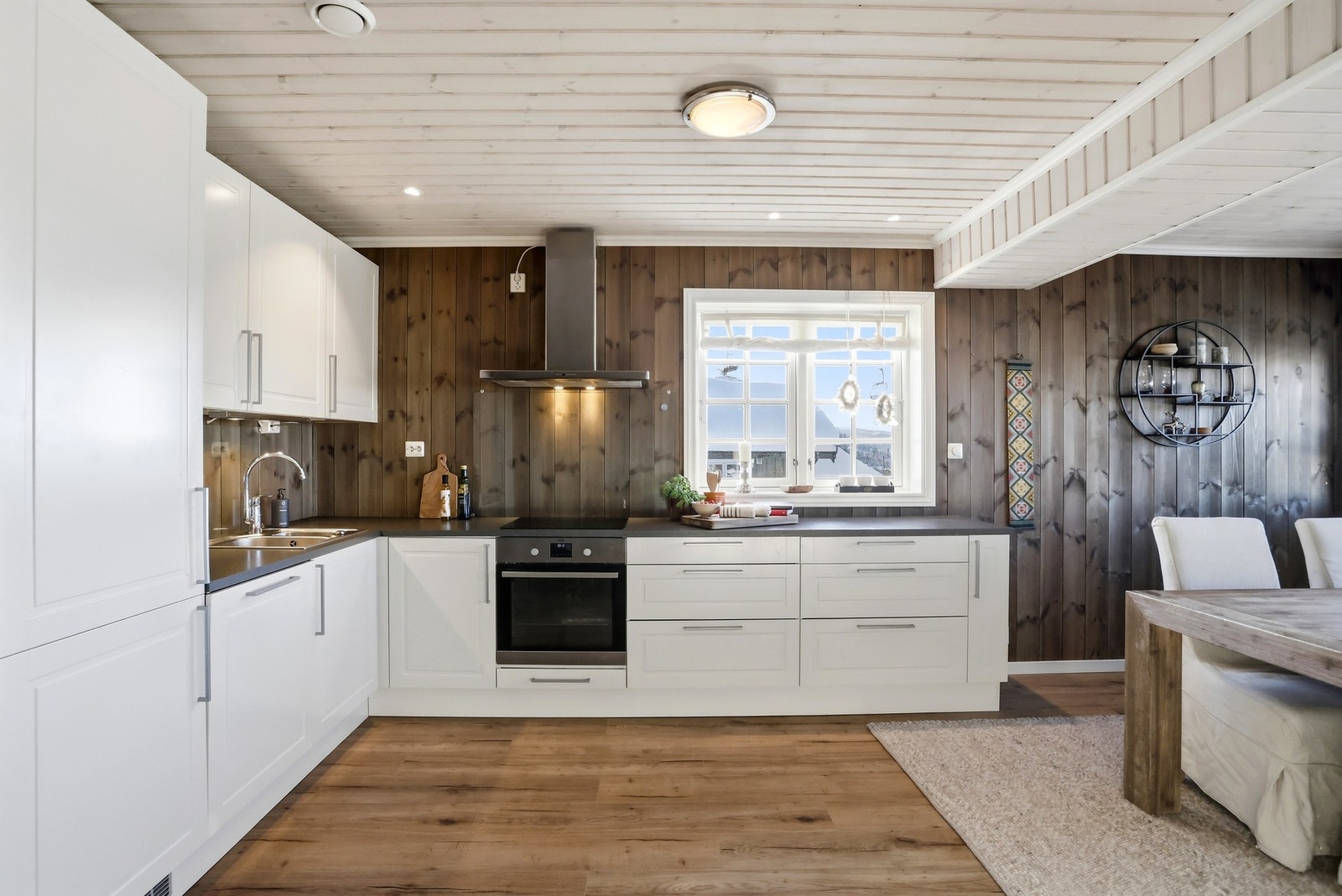 Godt med oppbevaringsplass i skuffer og skap. Downlights over kjøkkenbenk gir godt med lys til matlagingen Galleribilde