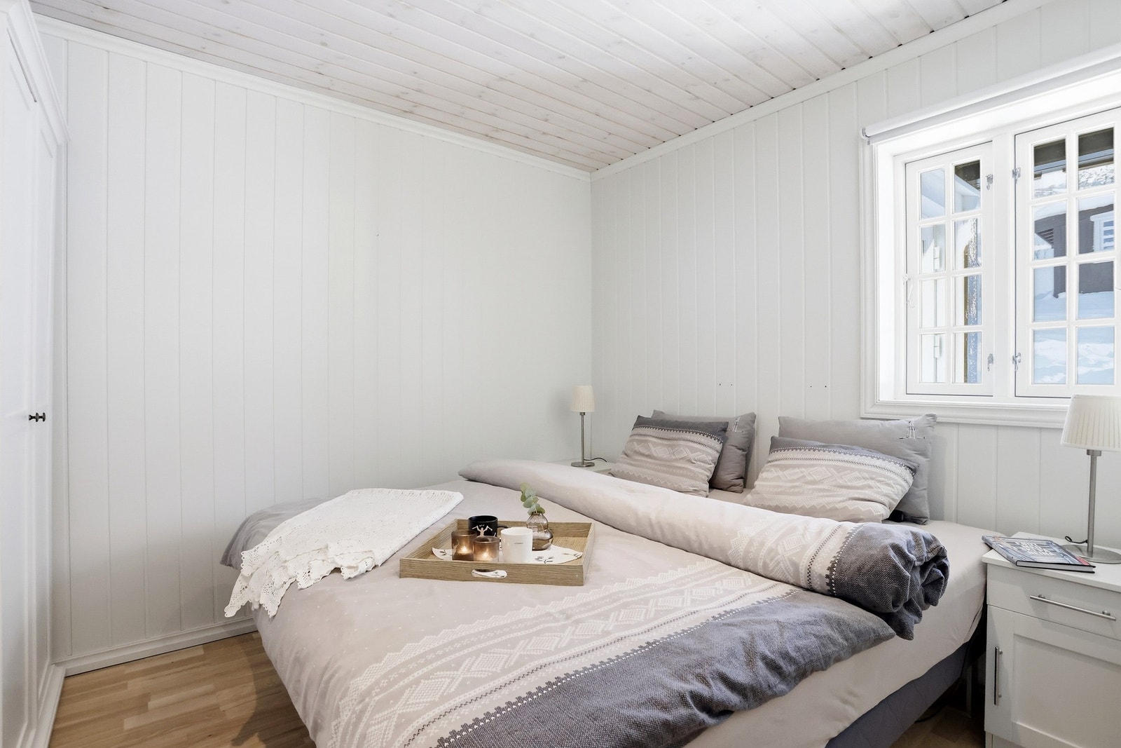 Hovedsoverom innredet med dobbeltseng og garderobeskap Galleribilde