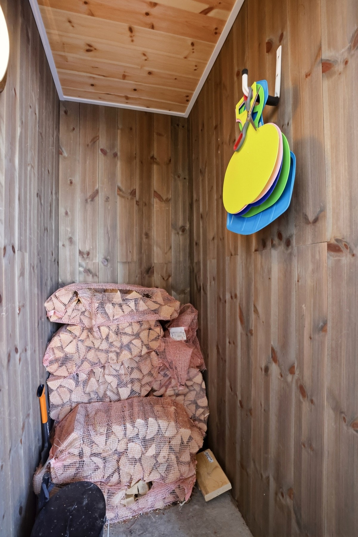 Ved inngangspartiet er det to praktiske boder som dette - èn på hver side av inngangsdøren Galleribilde