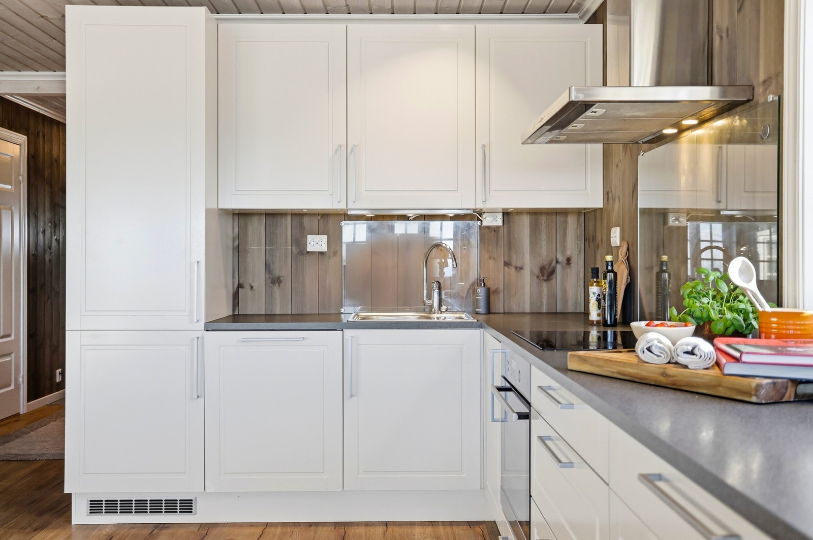 Flott kjøkken med innredning fra HTH. Integrerte hvitevarer Galleribilde