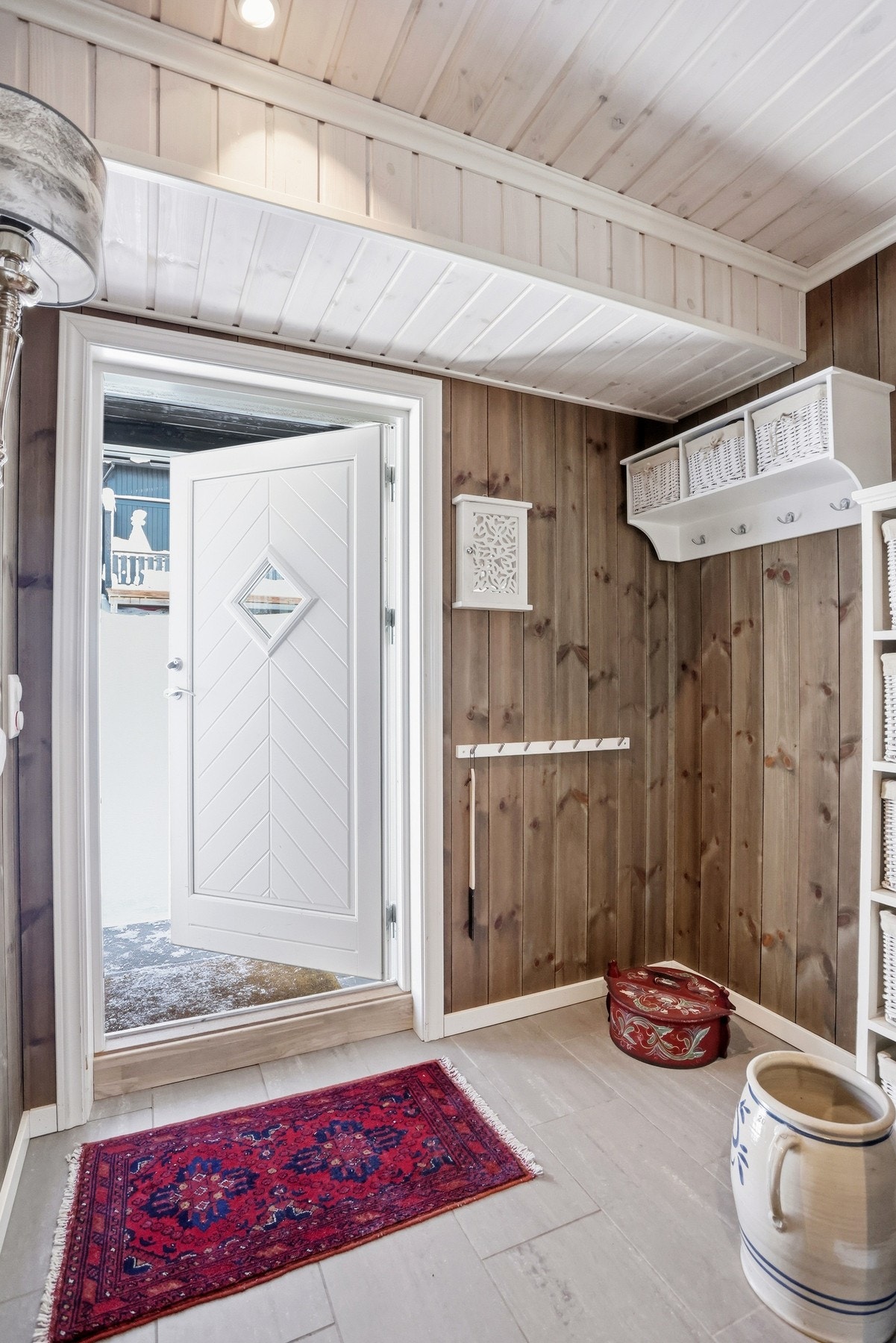 Lys og innbydende entré med god plass til oppbevaring av yttertøy og sko. Flislagt gulv med varmekabler Galleribilde