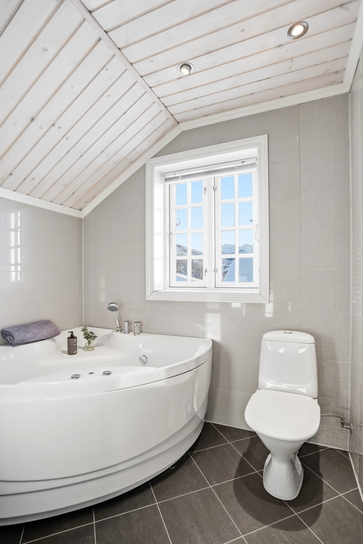 Baderom i 2.etasje med toalett, badekar og innredning med servant Galleribilde