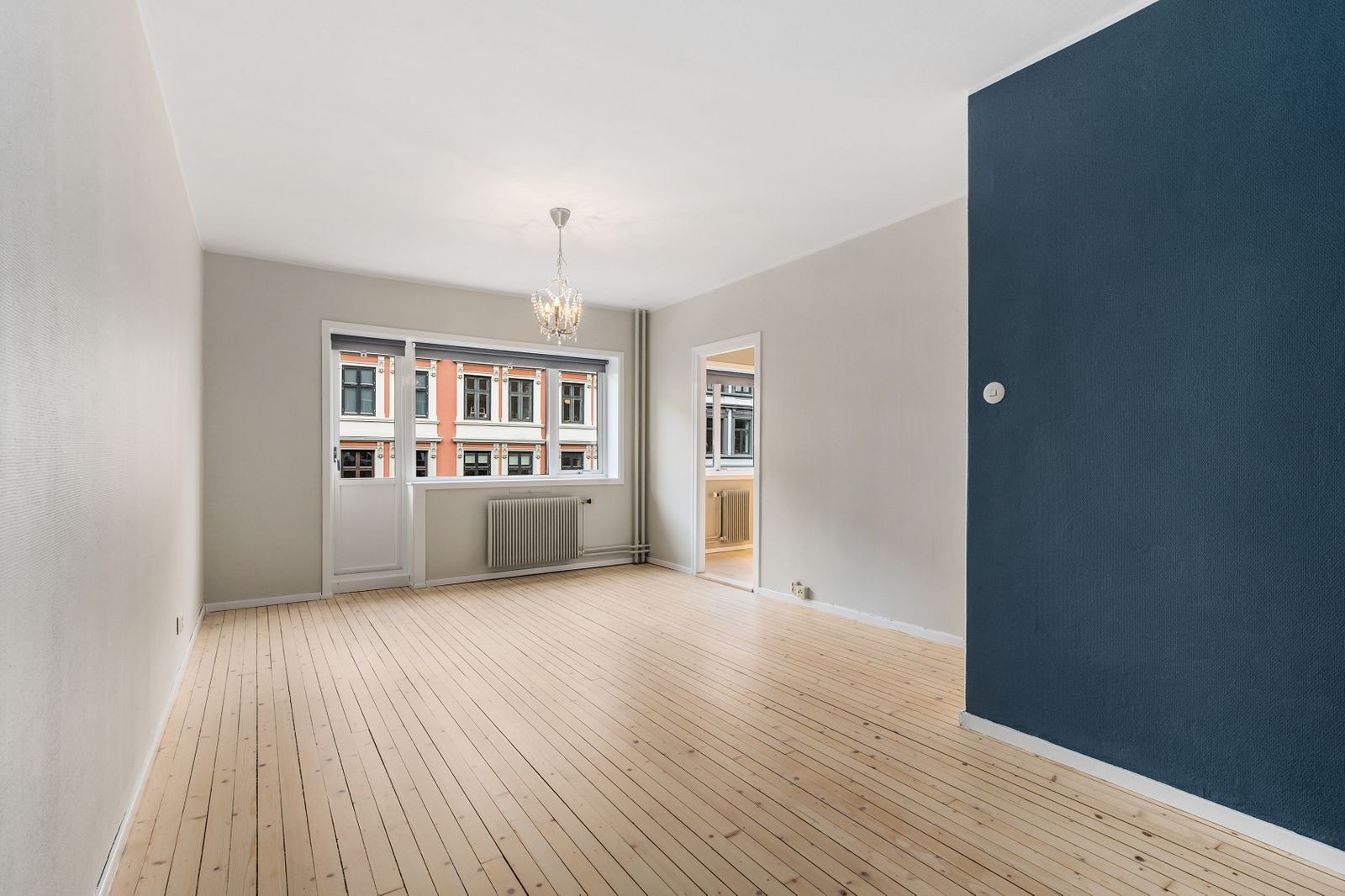 Romslig og lyst oppholdsrom. Kabel-tv og internett inkl. Galleribilde