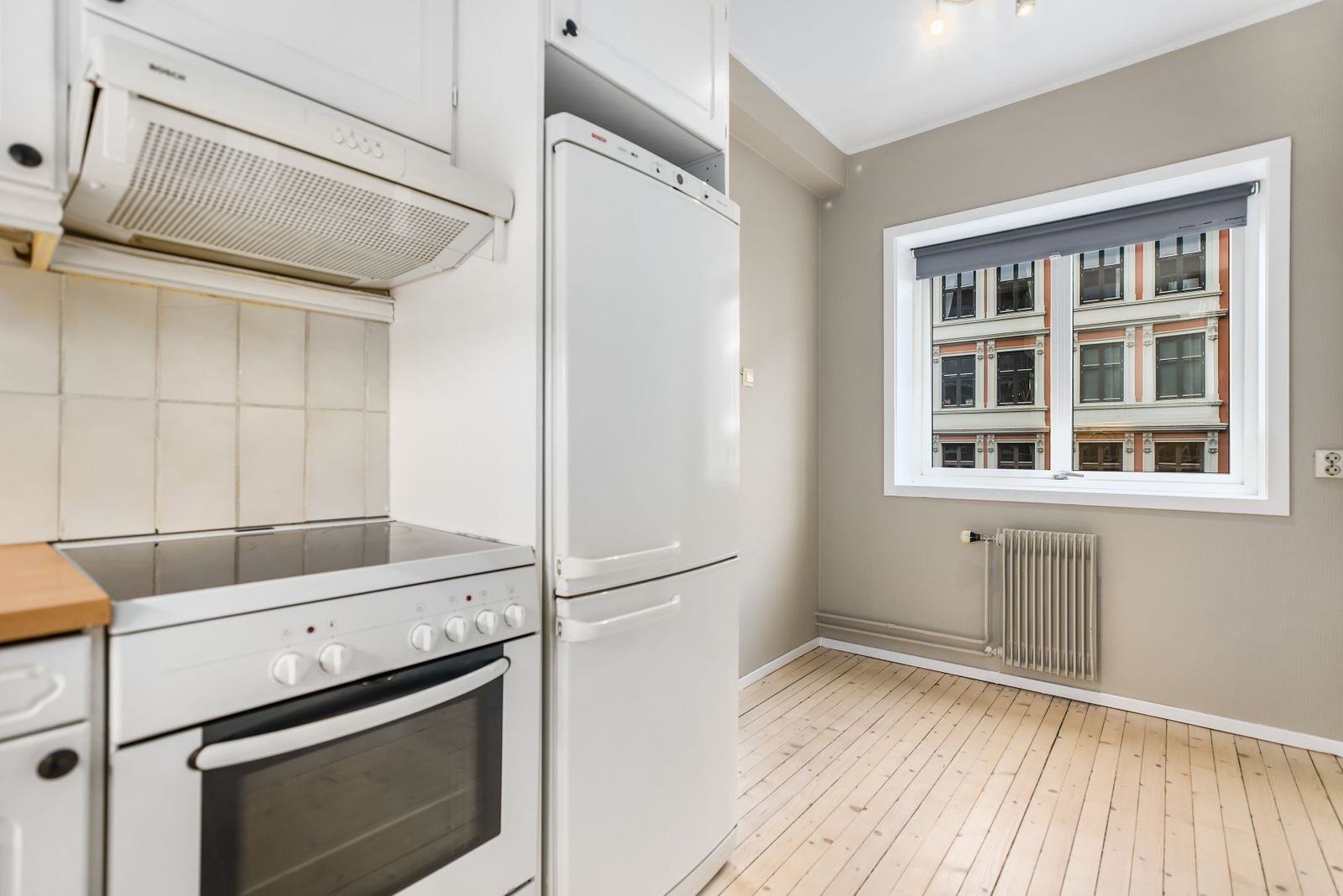 Det er fin plass til kjøkkenbord på kjøkken. Galleribilde