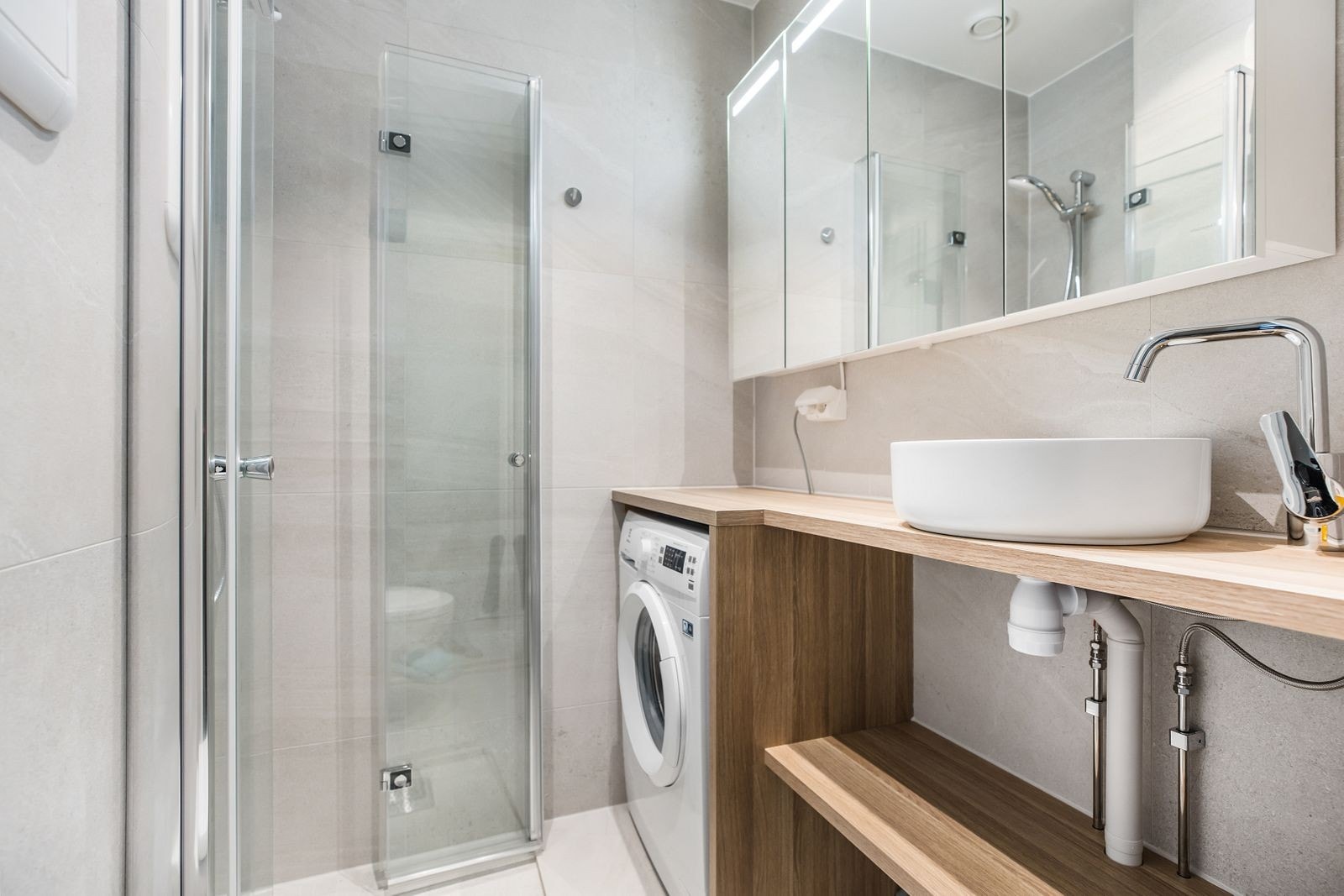 Nyere bad med varmekabler i gulv og vaskemaskin inkludert. Mye lagringsplass i speil over vask. Galleribilde