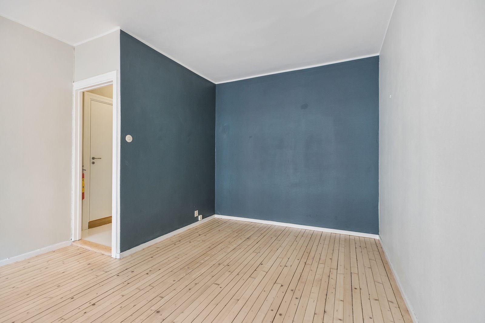 Skjermet sovealkove kan man enkelt få ved å skille av stuen med en stor hylle eller lignende. Galleribilde