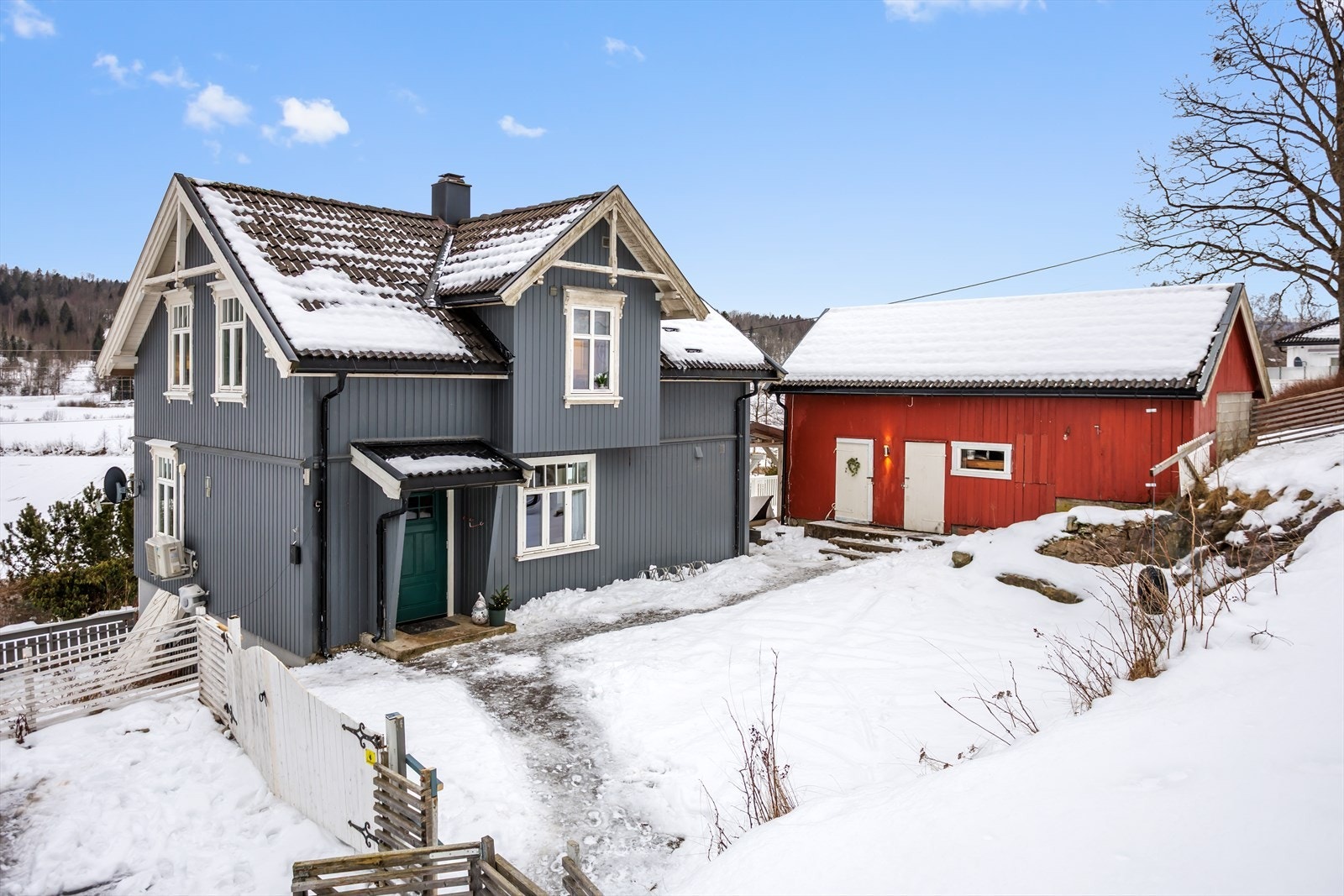 Enebolig i fin gammel stil, innredet anneks og garasje Galleribilde