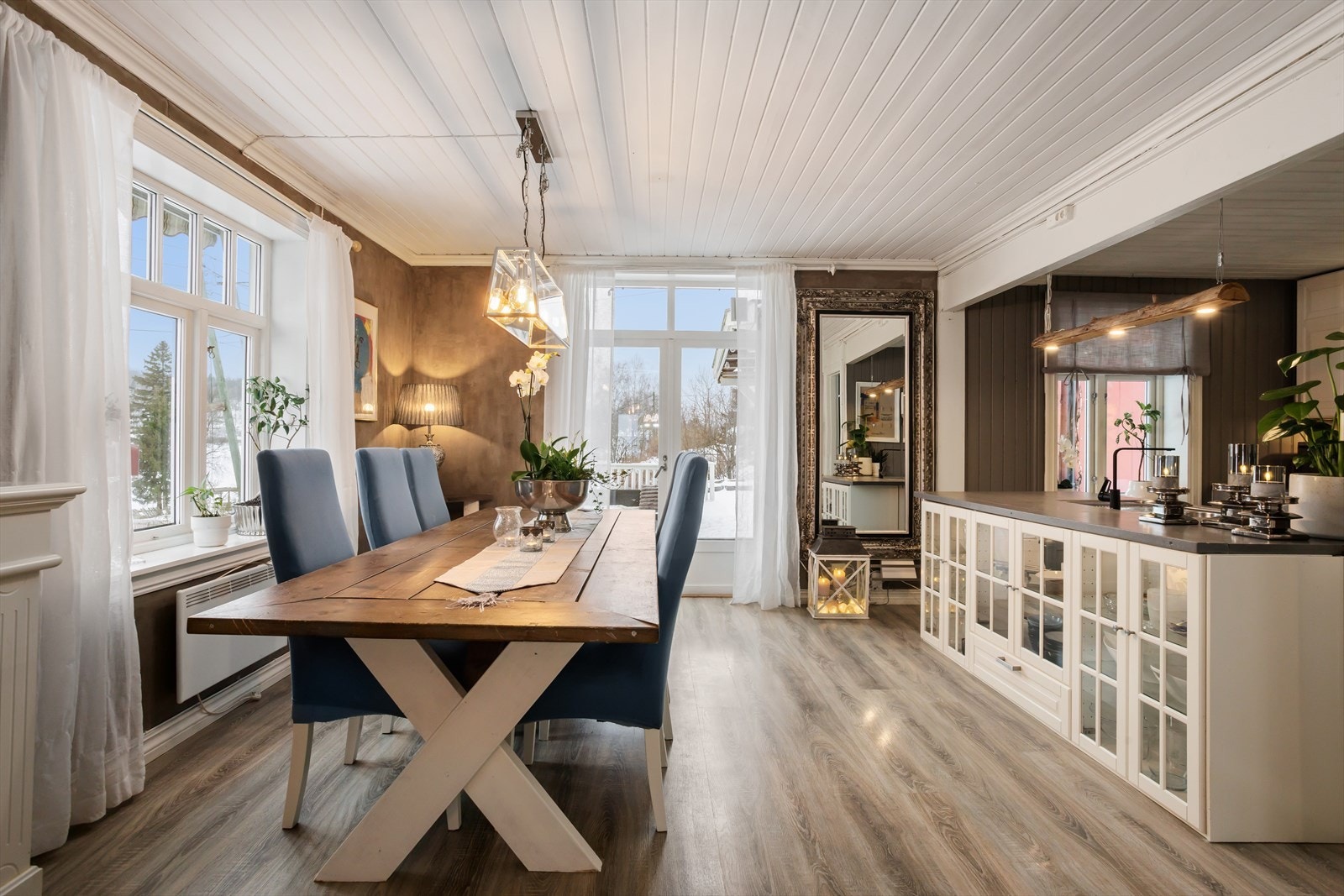 Hyggelig spisestue med utgang til terrassen. Galleribilde