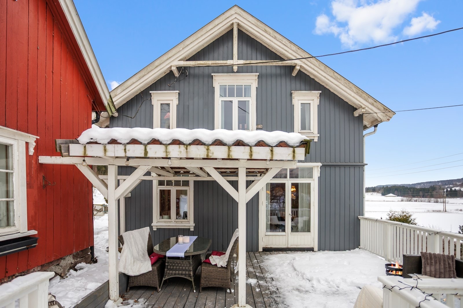 Terrassedør ut fra spisestuen til den store terrassen. Galleribilde