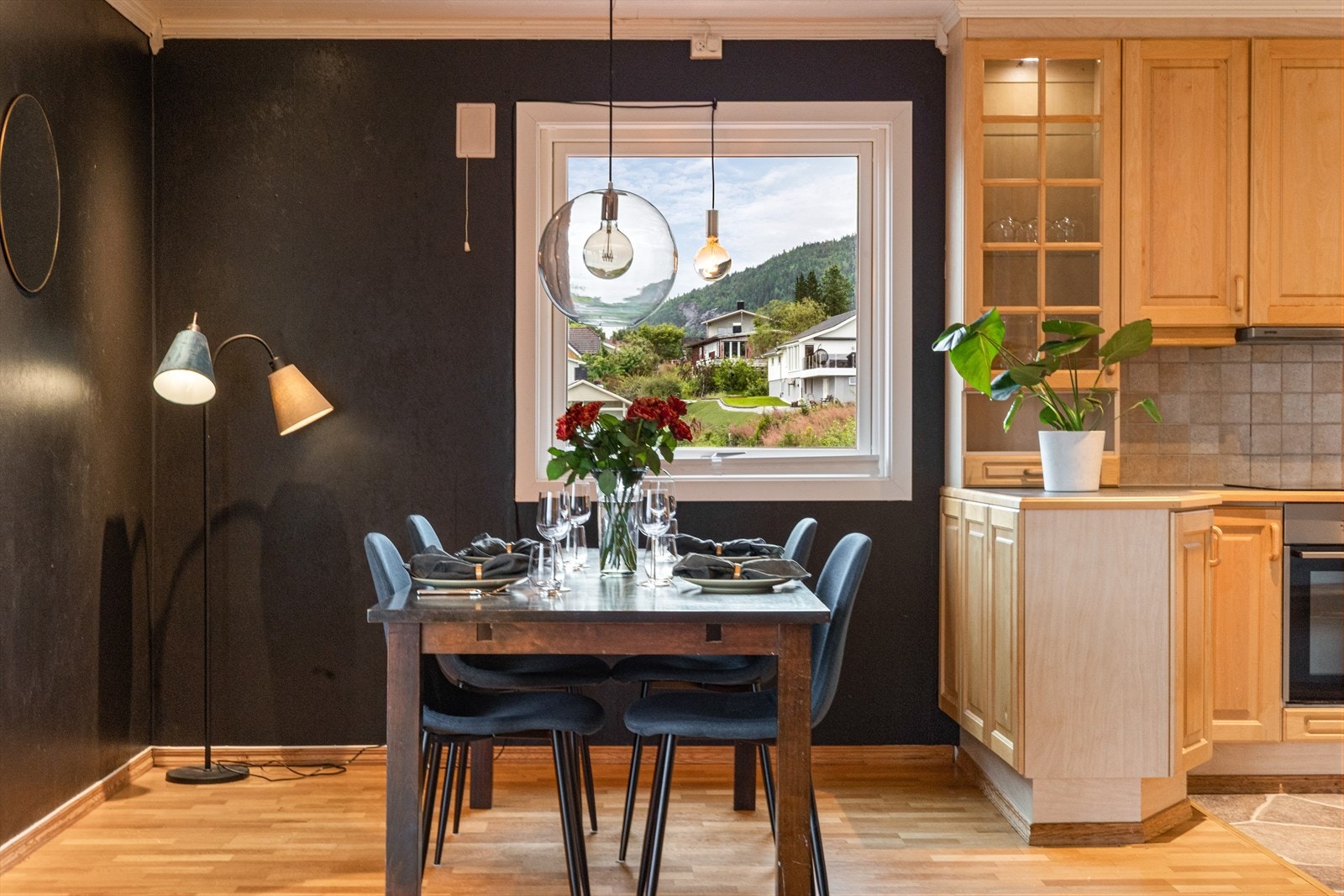 Spisegruppen har en naturlig plassering like utenfor kjøkkenet. Galleribilde