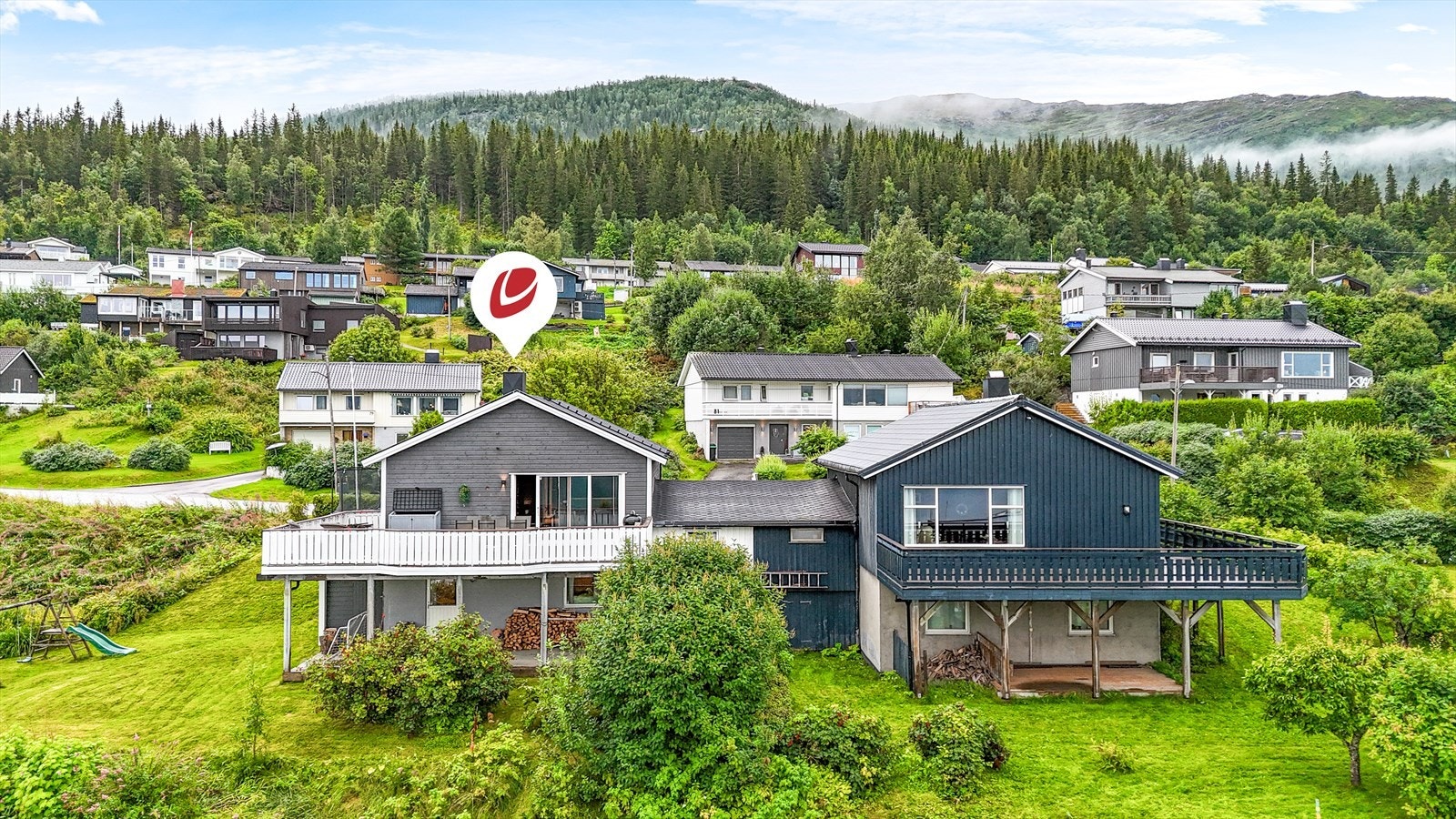 Bordkledningen og noen vinduer ble byttet i 2018 og taktekkingen er av pappshingel fra 2005 (opplyst i tidligere tilstandsrapport). Galleribilde