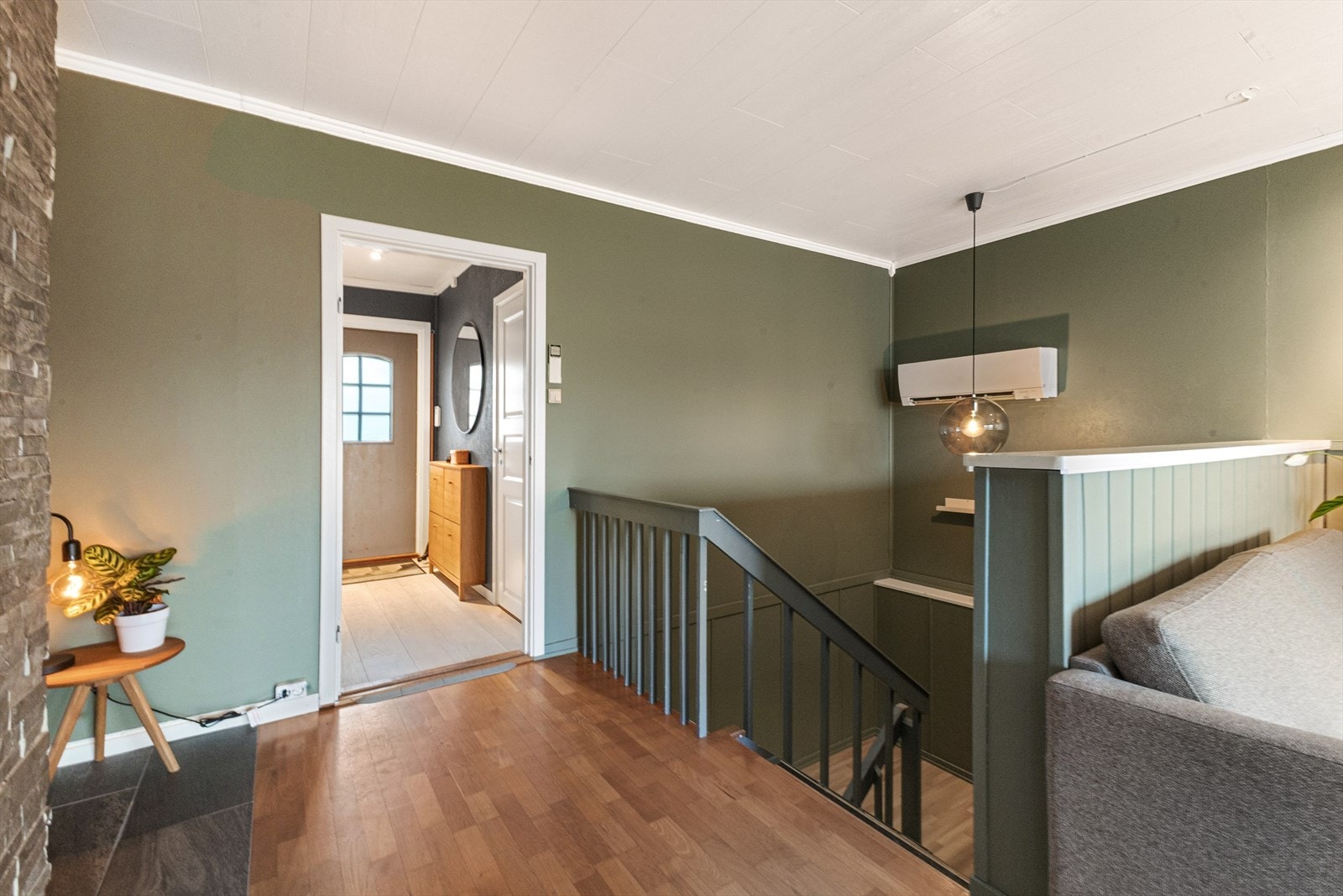 La oss ta turen videre inn i hovedetasjen. Galleribilde