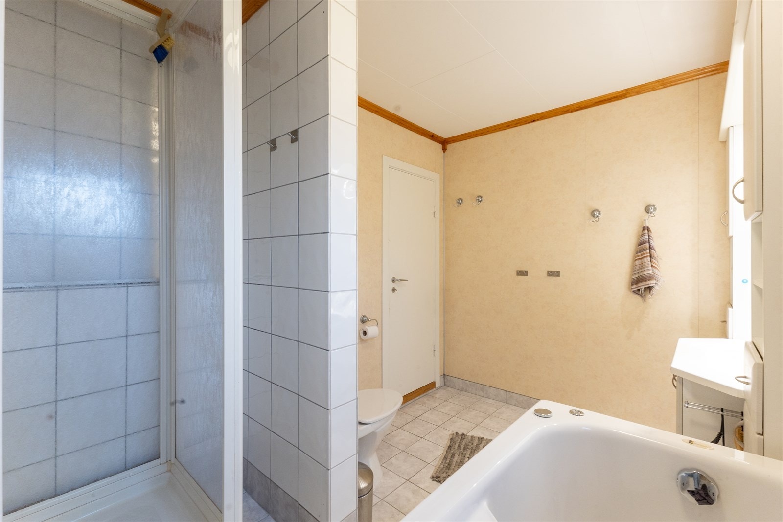 Her har du baderomsinnredning, toalett, badekar og dusj. Galleribilde