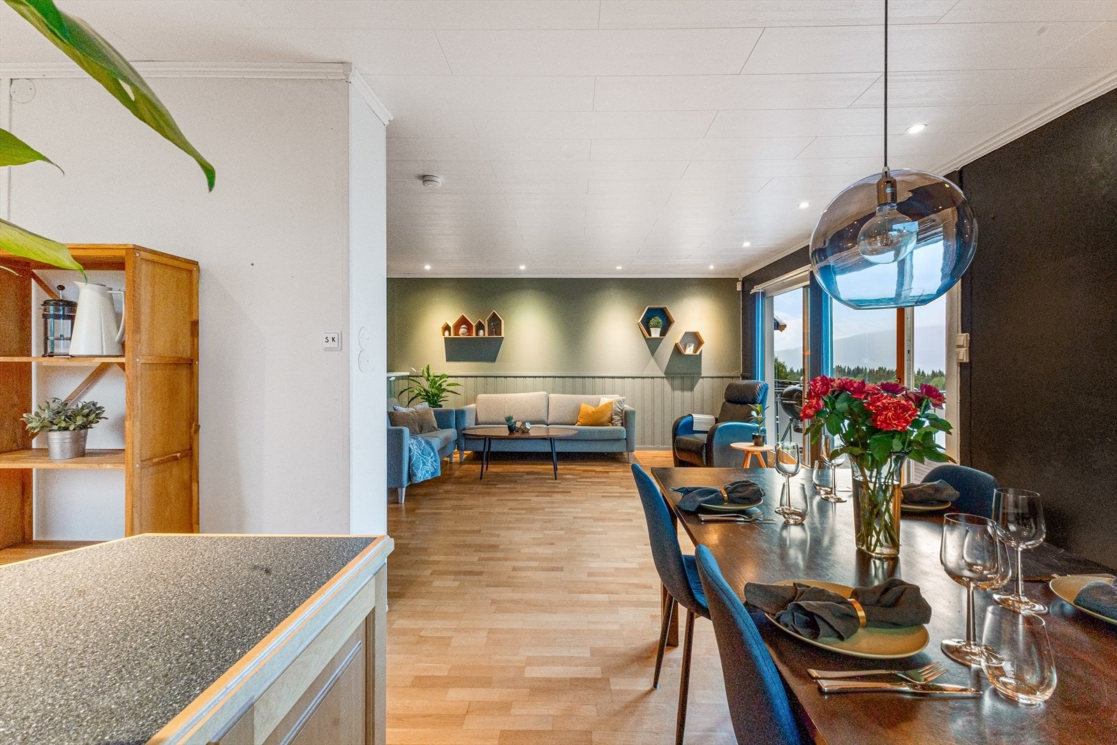 Her kan man gjerne slå ut langbordet og invitere gjester over til et bedre måltid. Galleribilde