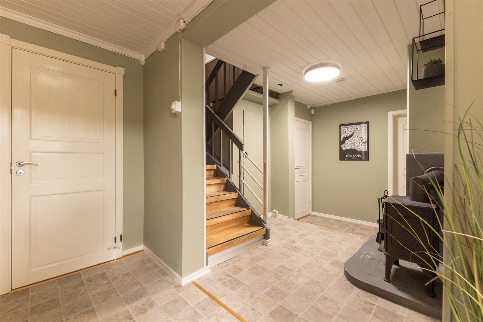 I sokkeletasjen finner du to soverom, bad, vaskerom, bod og kott under trappen. Galleribilde