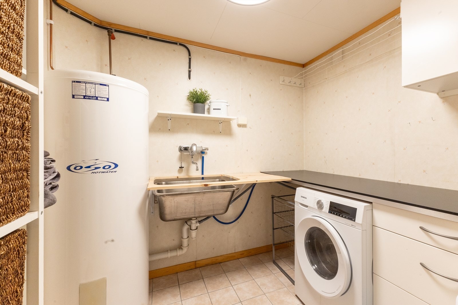 Vaskerommet ligger vegg-i-vegg med badet. Her er det også elektriske varmekabler i gulvet. Galleribilde