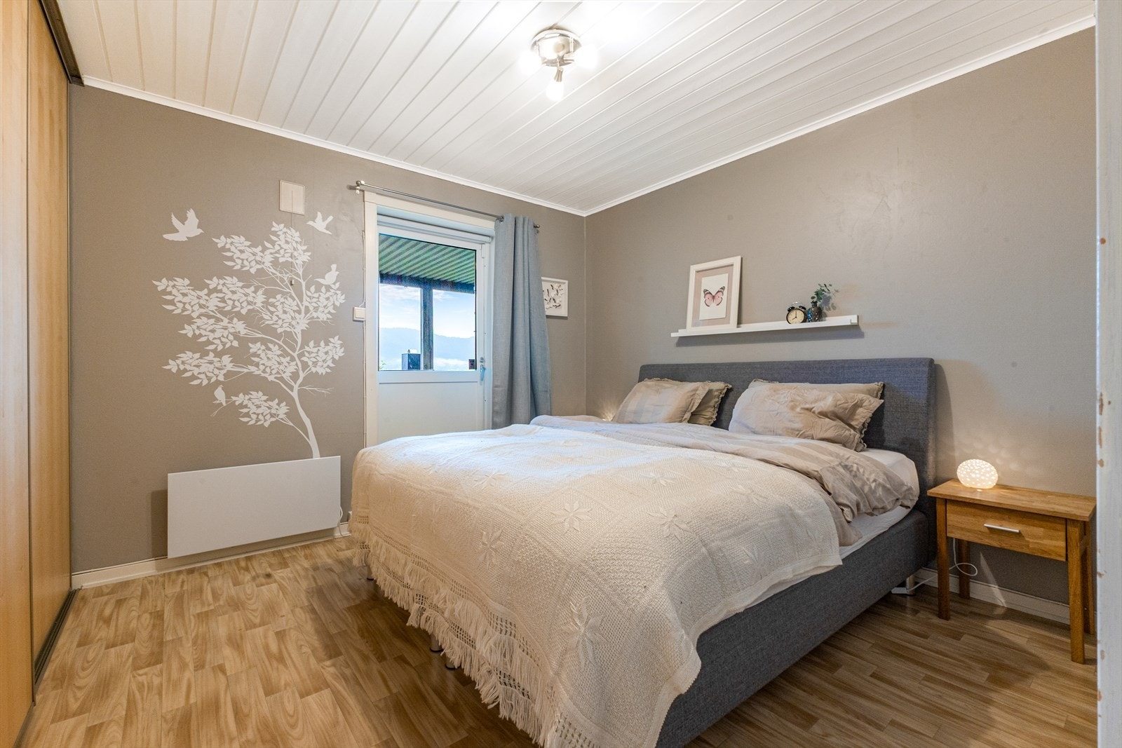 Dette er det største av 3 soverom og benyttes i dag som hovedsoverom. Herfra har du utgang til en overbygd markterrasse på 25 m². Galleribilde