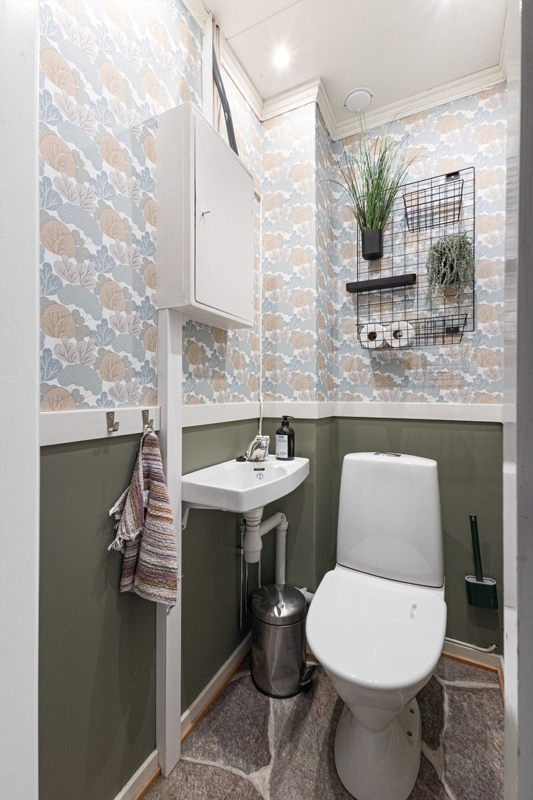 Like innenfor entréen har du et toalettrom. Galleribilde