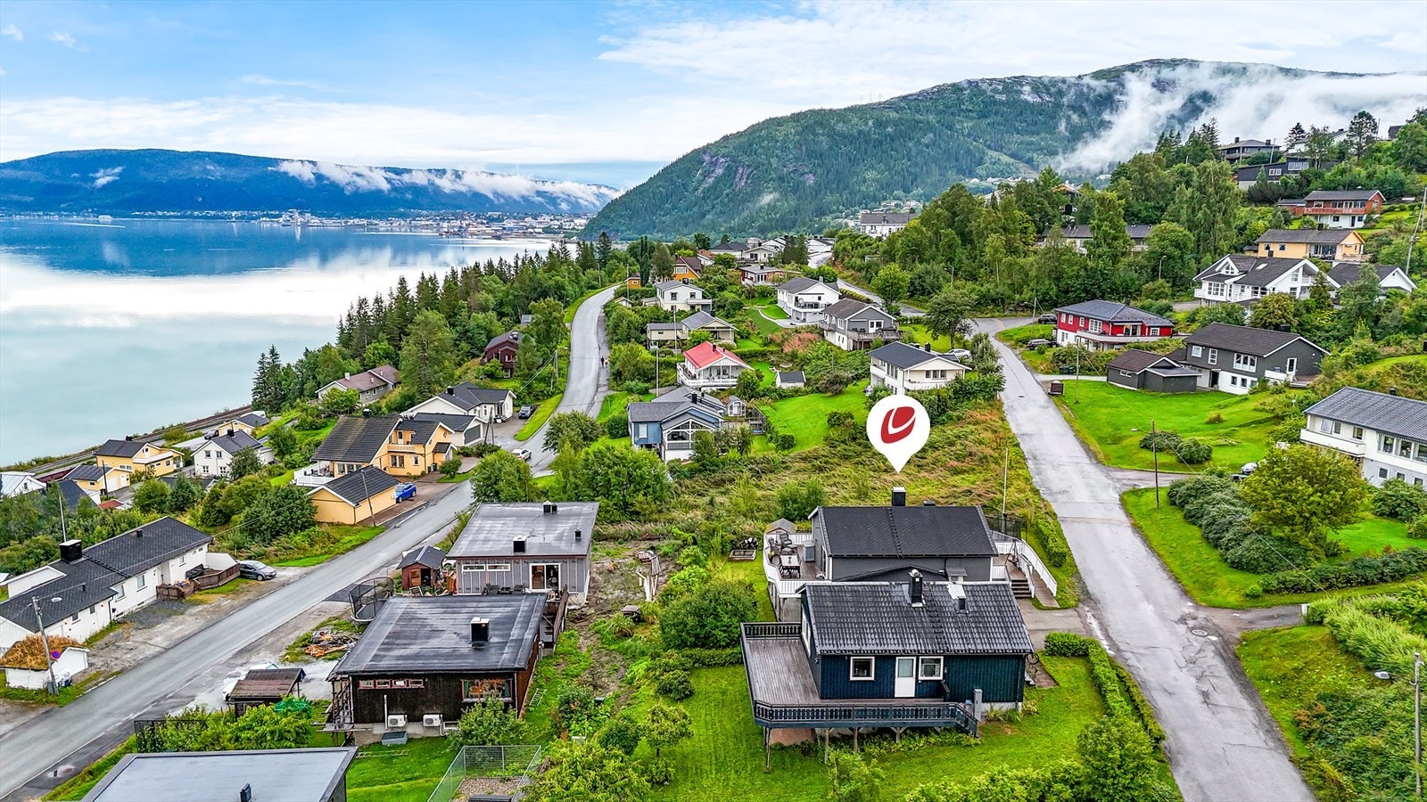 Fra eiendommen er det kort avstand til bl.a. skole, butikk, busstopp, småbåthavn, turløyper og fotballbane. Galleribilde