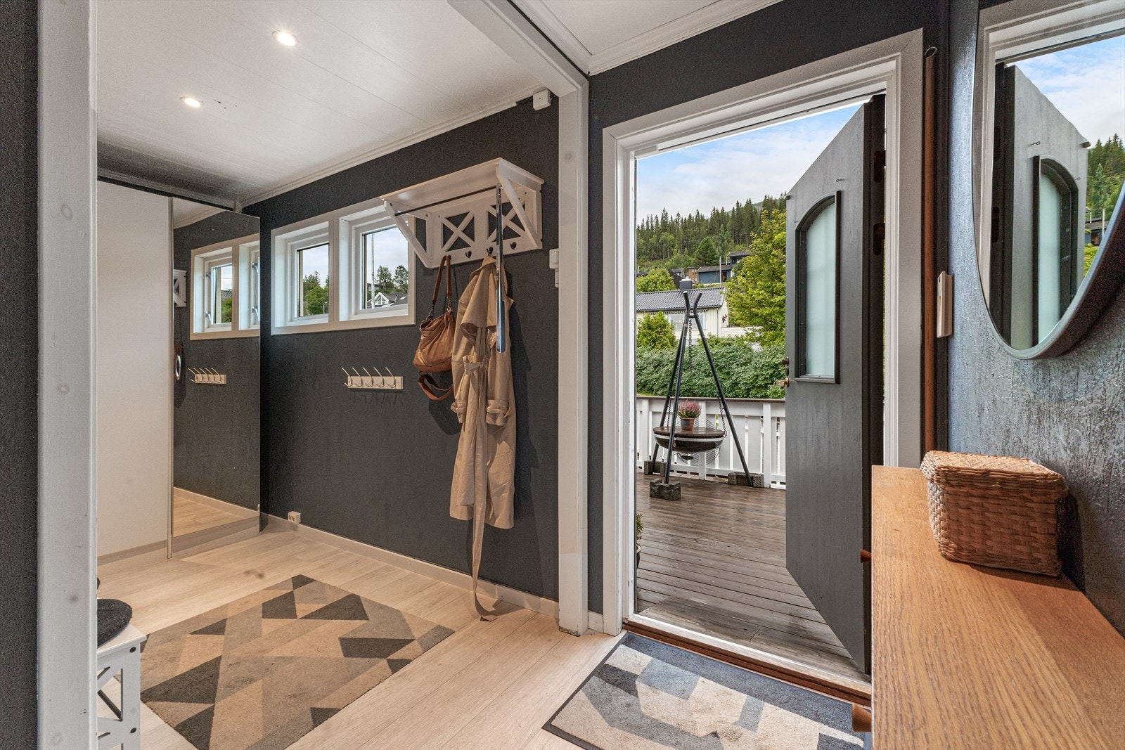 Entréen er romslig og her har du god plass for å henge fra deg yttertøy. Galleribilde