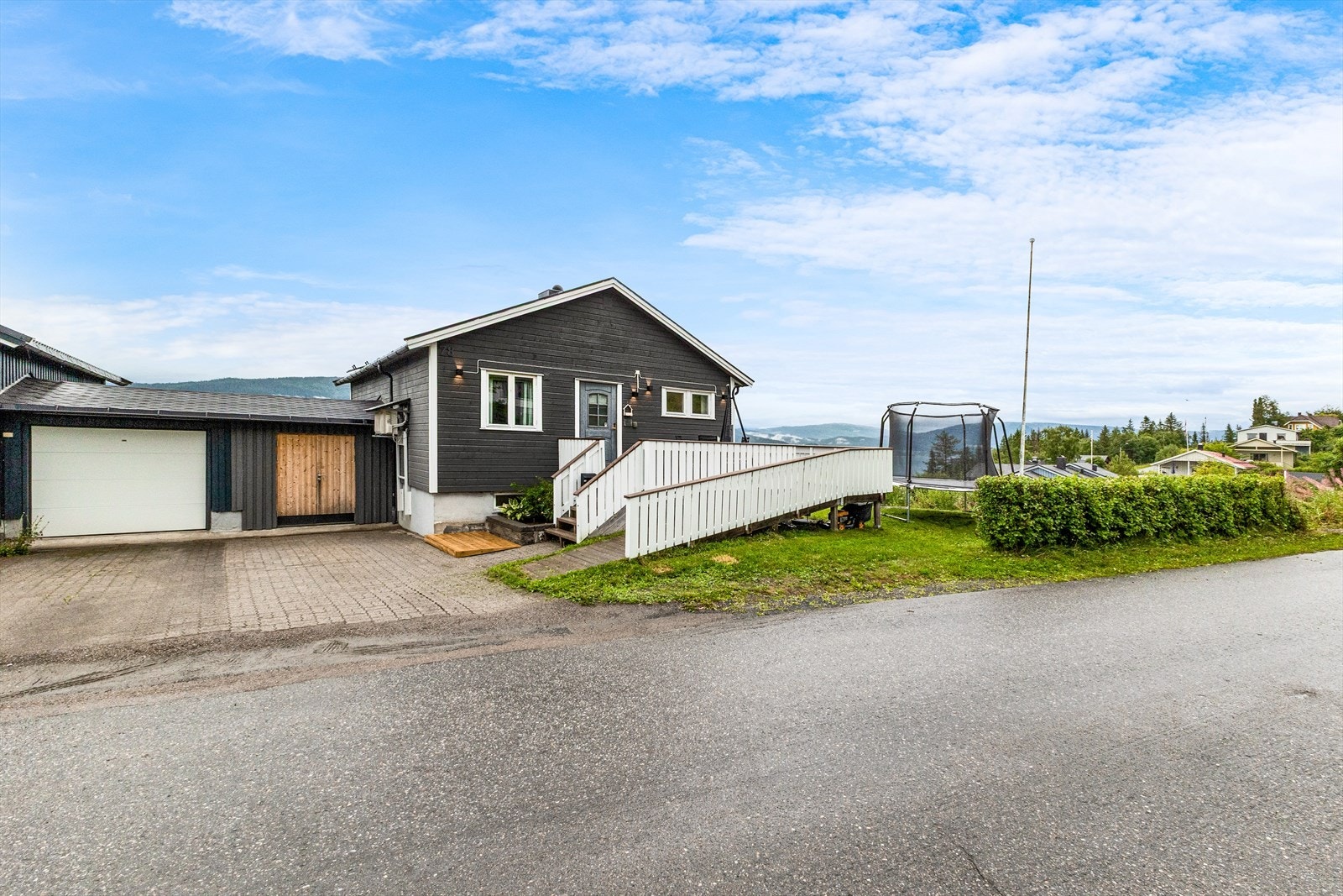 Dette er en kjedet enebolig med garasjen bygd inntil naboens. Eierne benytter garasjen i dag som en bod. Galleribilde