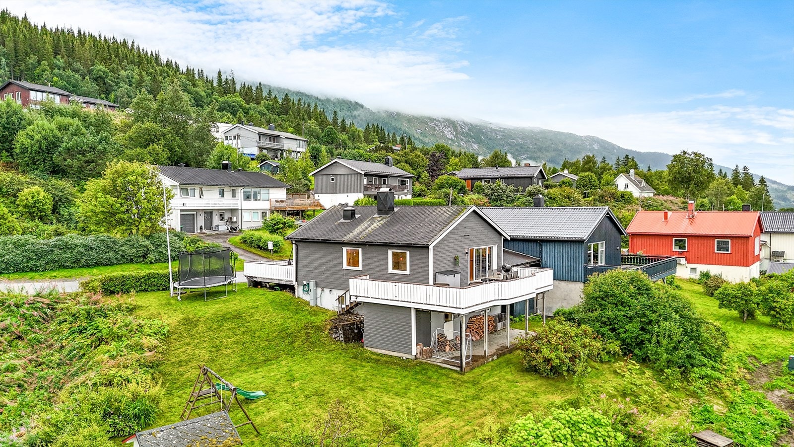 Eiendomsmegler Norge v/Eiendomsmegler MNEF Tomi C. Johansen presenterer en enebolig i et svært barnevennlig område med nydelig utsikt og herlige solforhold! Galleribilde