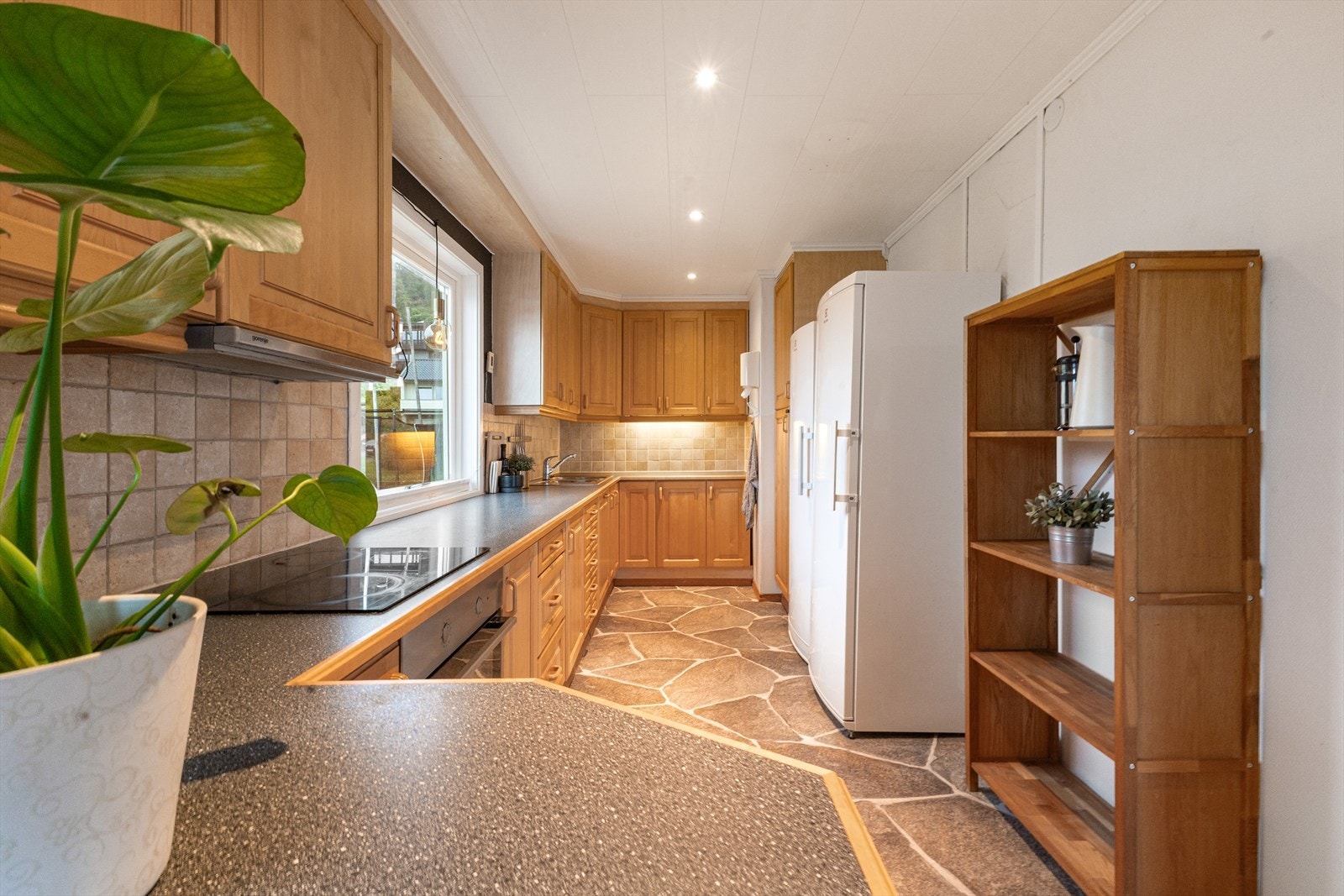 Kjøkkenet har godt med skap- og benkeplass, noe som er gledelig for den matglade. Galleribilde