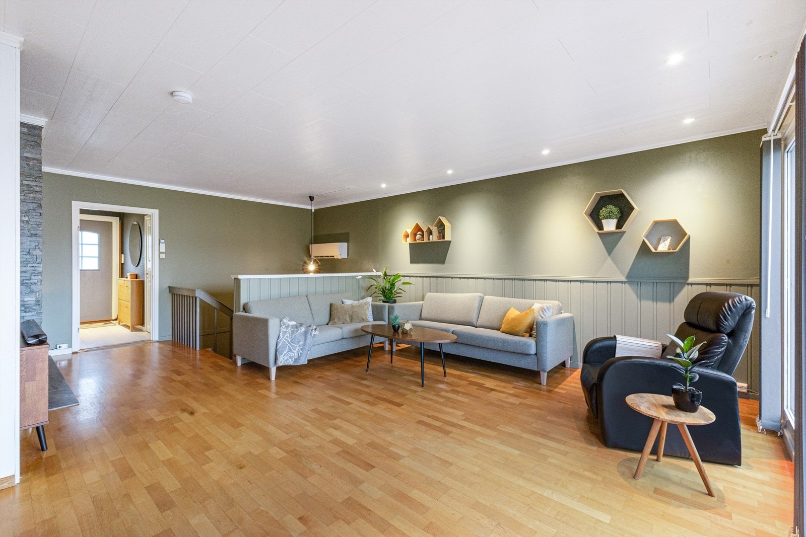 Stuen er romslig og har god plass for ønsket møblement. Galleribilde