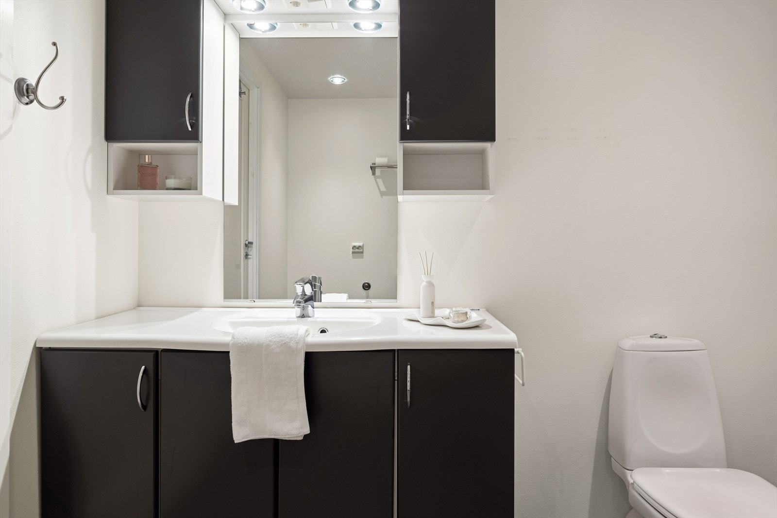 Badet er innredet med nedfelt servant, toalett og en dusjnisje. Galleribilde