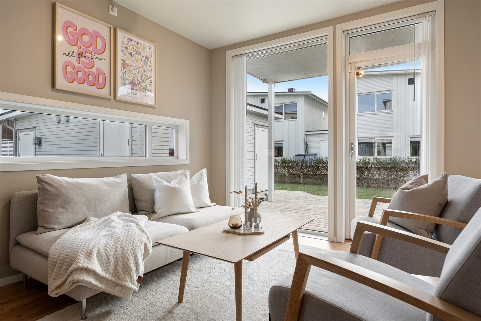 Fra stuen har du direkte utgang til en innbydende terrasseplatting, perfekt for å nyte morgenkaffen eller sene sommerkvelder. Galleribilde