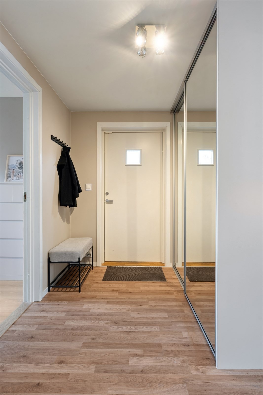 Velkommen inn til en lys og innbydende entre. Galleribilde