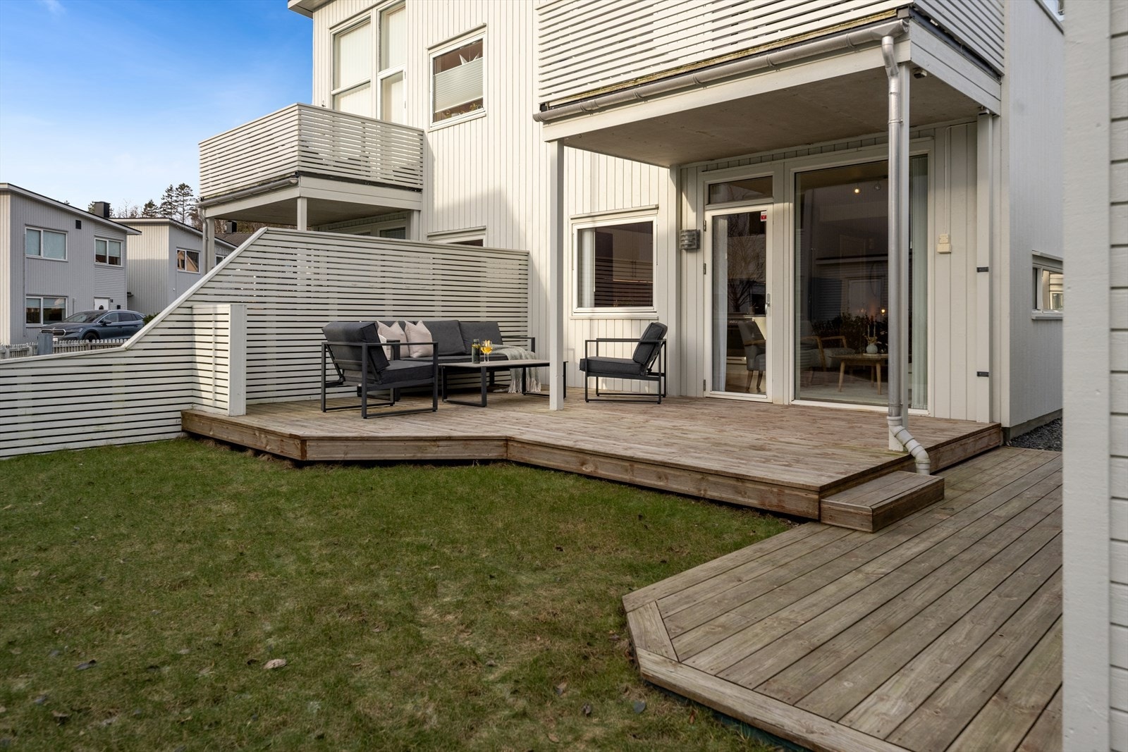 Leiligheten ligger i 1. etasje med stor markterrasse utenfor stuen. Her er det gode solforhold. Galleribilde