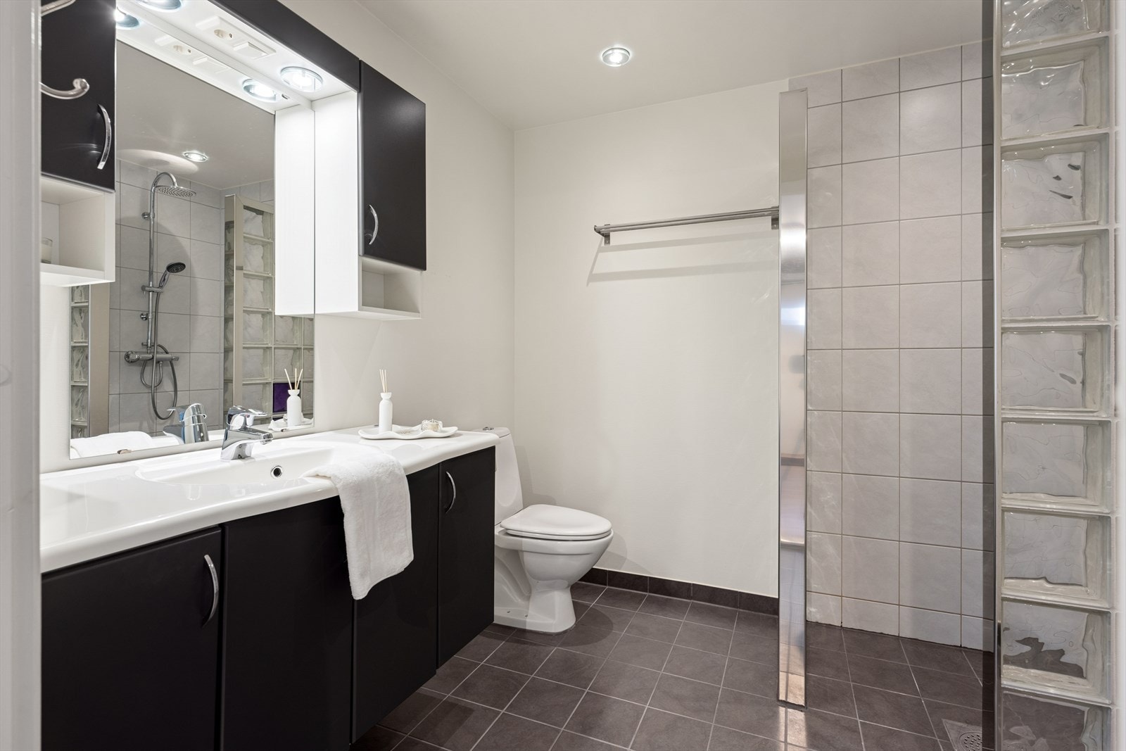 Gulvet er flislagt og har elektriske varmekabler. Galleribilde