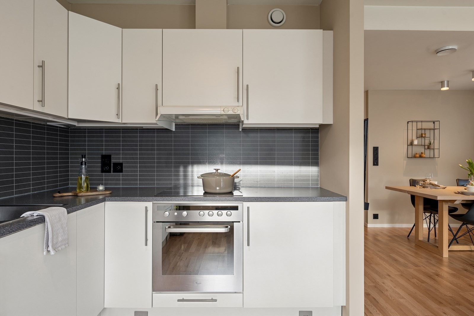 Kjøkkenet er utstyrt med stekeovn, oppvaskmaskin, platetopp og kjøl/fryseskap. Galleribilde