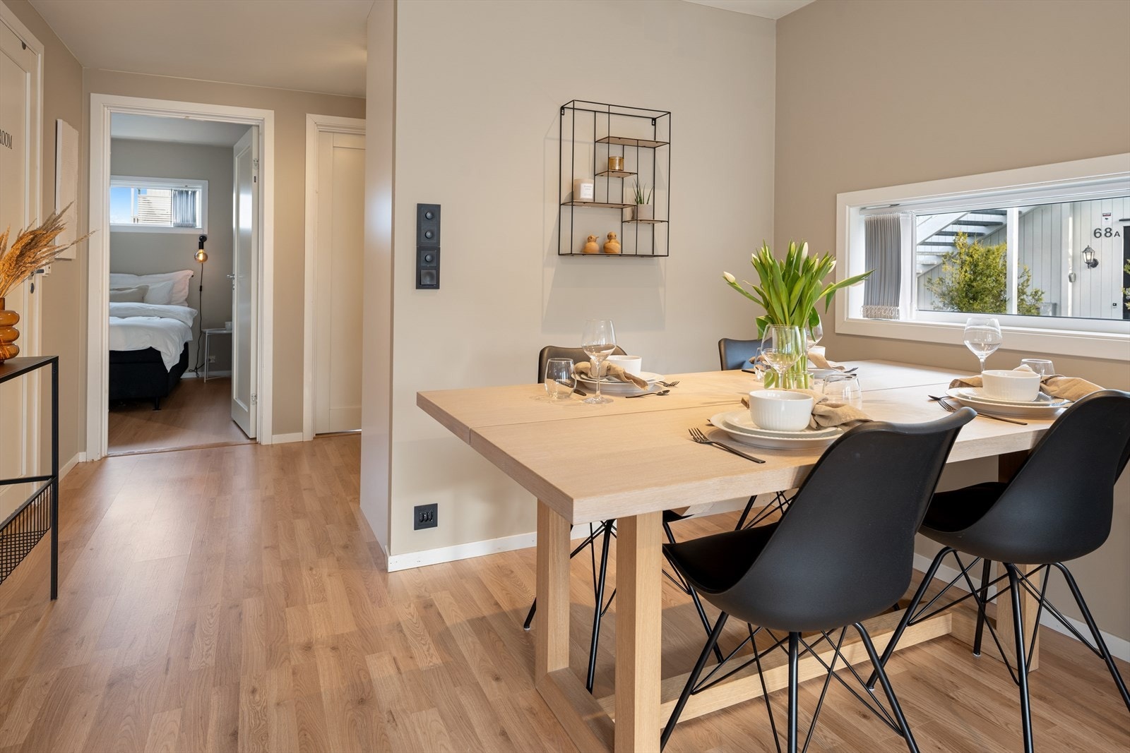 Pene laminatgulv og lysmalte, glatte vegger er gjennomgående i hele leiligheten. Galleribilde