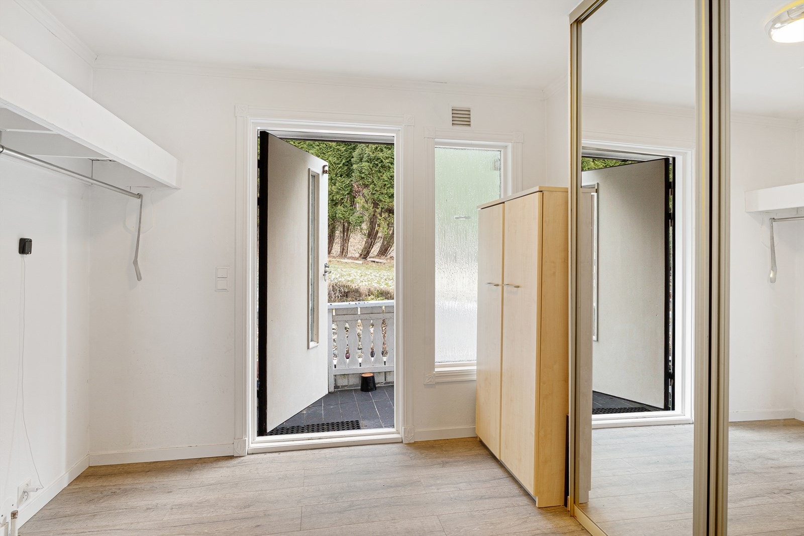 Romslig entré med skyvedørsgarderobe med god plass til oppbevaring av yttertøy Galleribilde