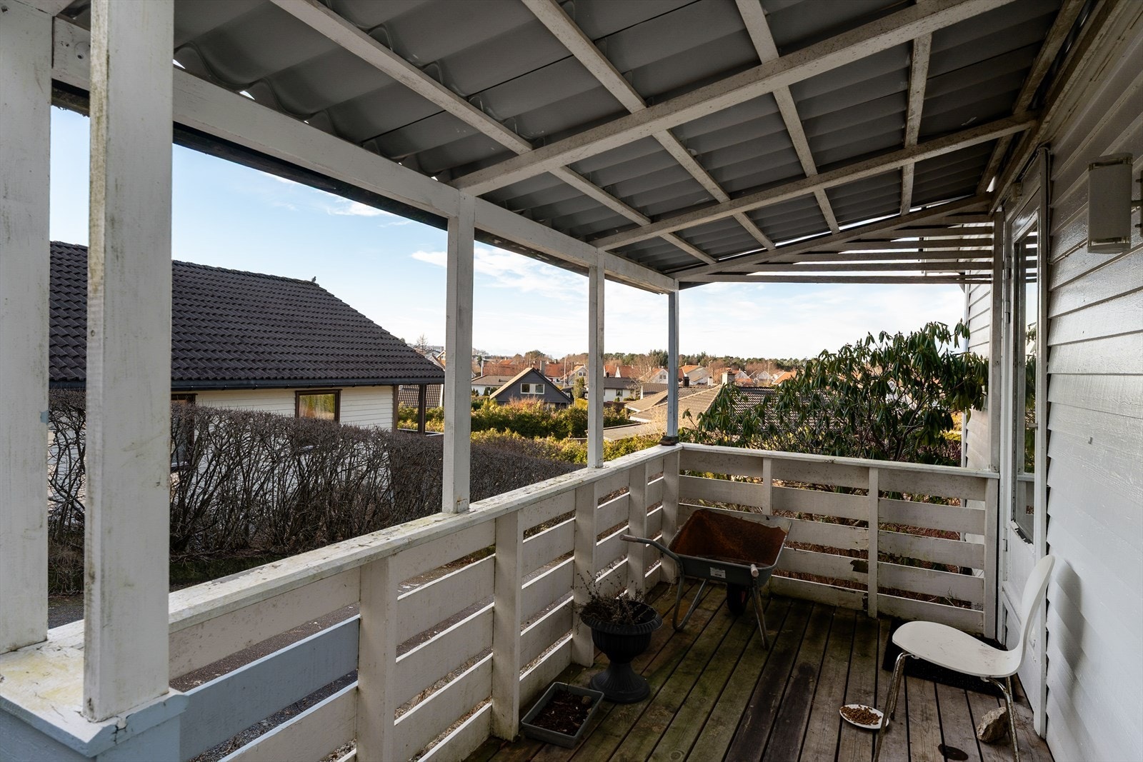 Sørvendt og overbygget terrasse Galleribilde