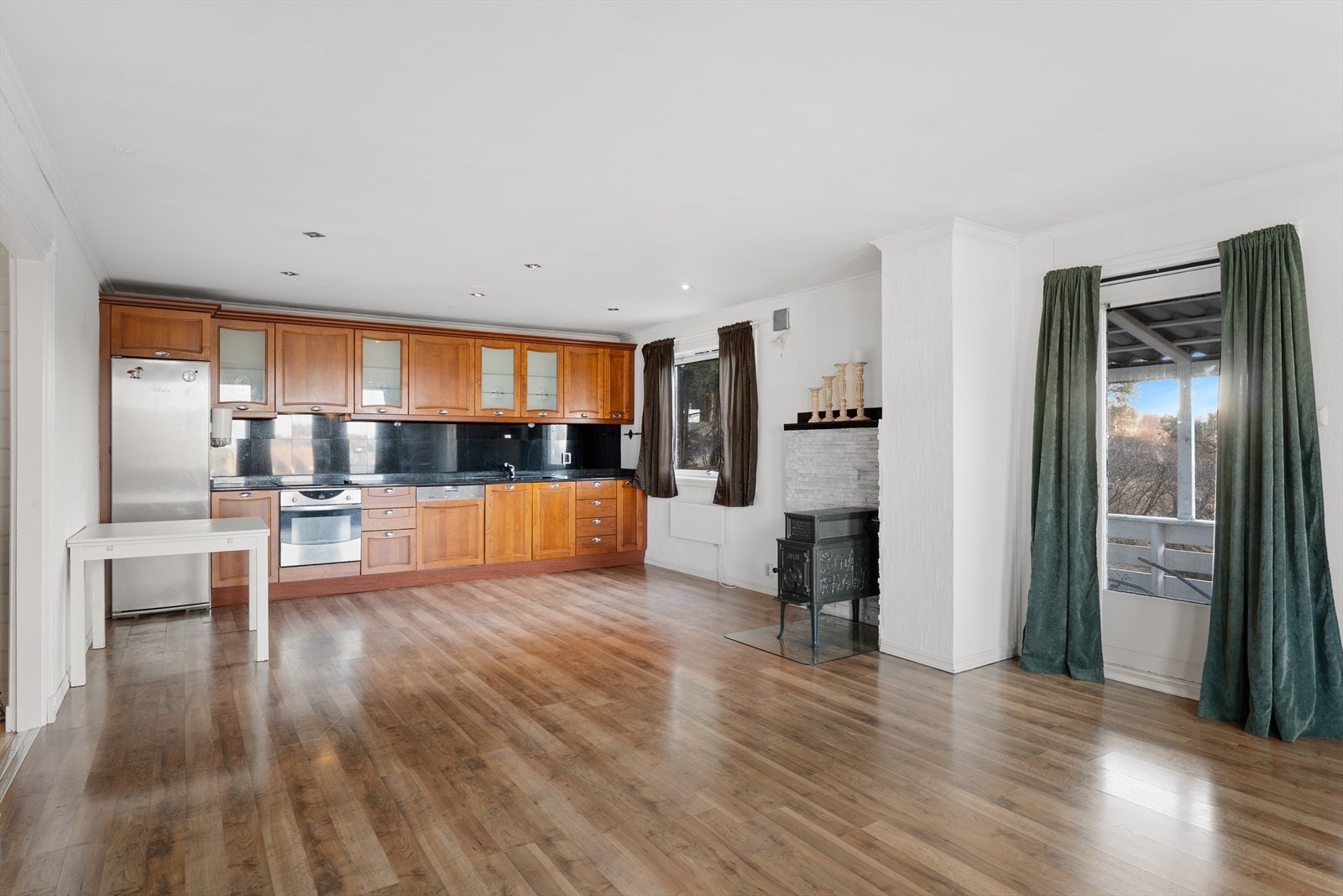 Stue i leiligheten(ikke godkjent) i hovedetasjen(sør) Galleribilde