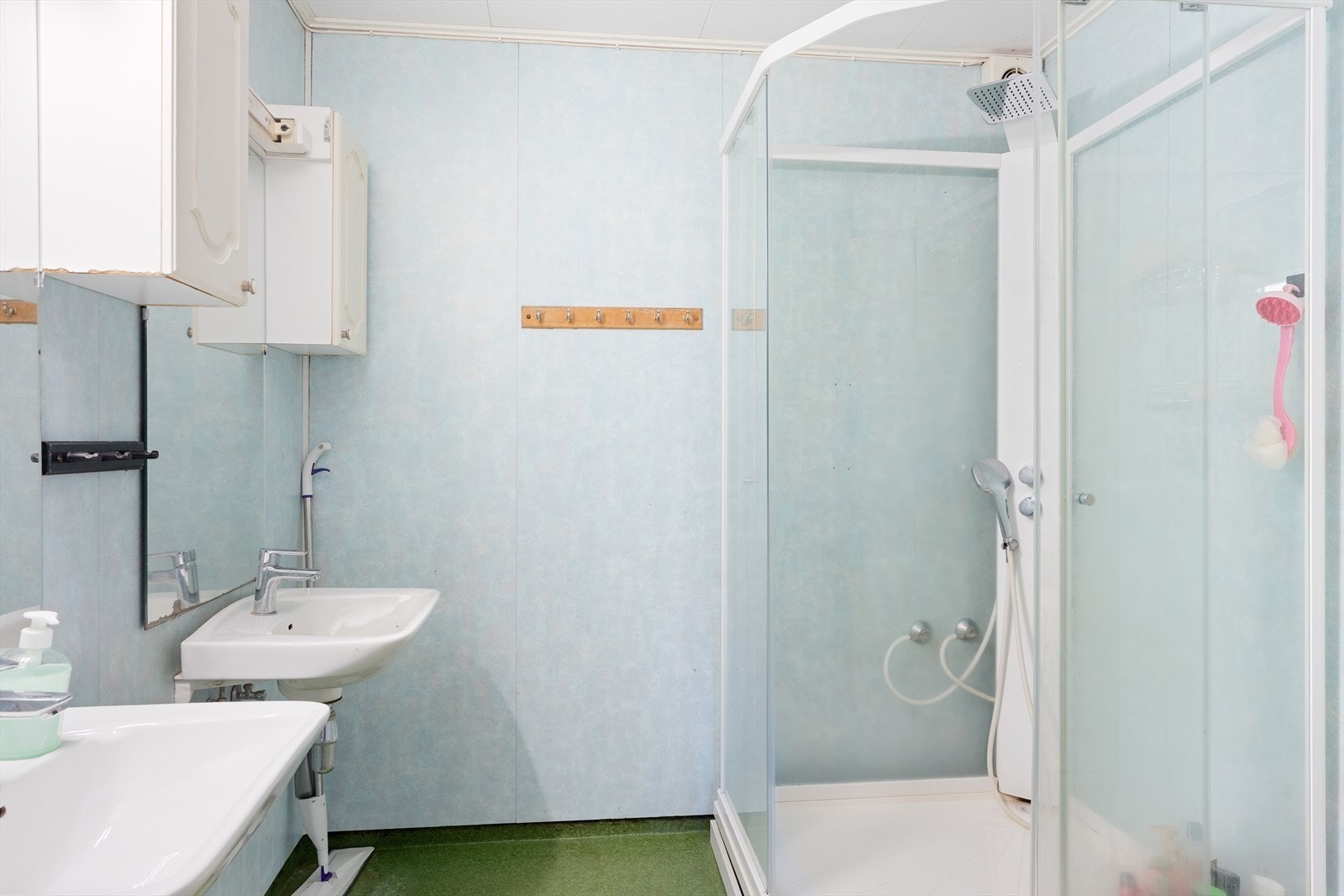 Romslig bad som inneholder servant, toalett og dusjkabinett Galleribilde