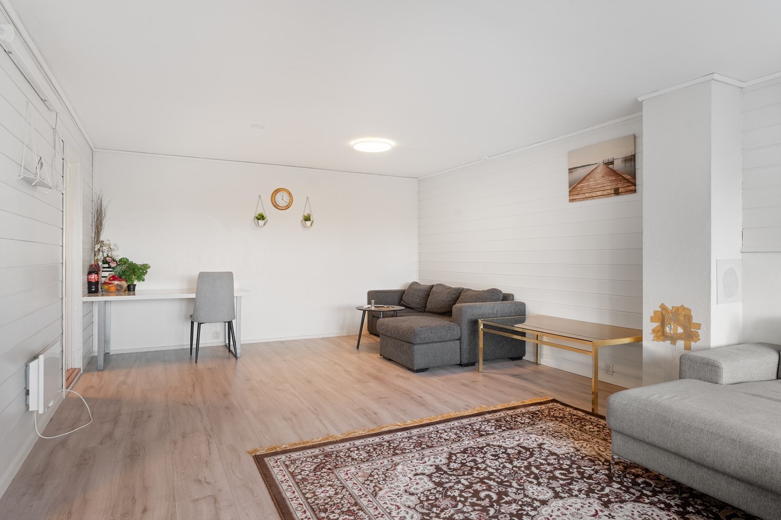 Gode møbleringsmuligheter med god plass til sofagruppe og stort spisebord Galleribilde