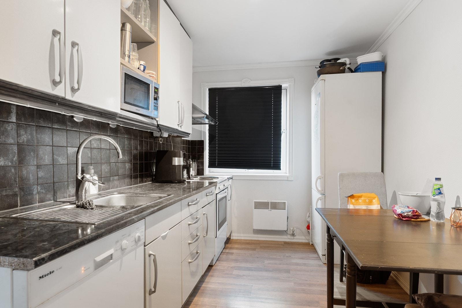 Innholdsrikt kjøkken med god skap- og benkeplass Galleribilde