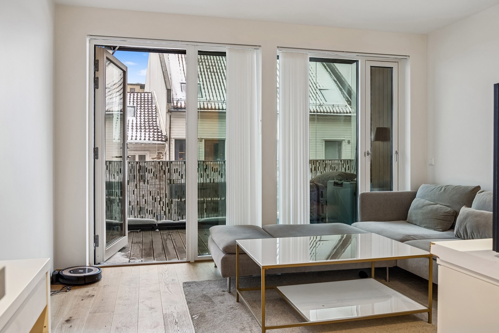 Romslig stue med utgang til innglasset balkong, som oppleves som en forlengelse av stuen. Galleribilde