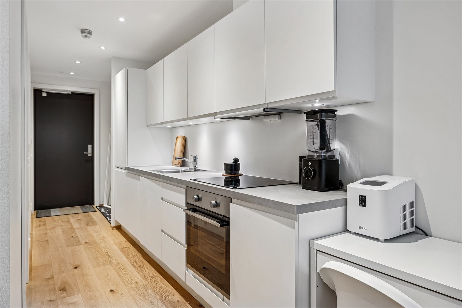 Moderne og lyst kjøkken. Det er godt med oppbevaring og skapplass. Integrerte hvitevarer medfølger handelen. Galleribilde