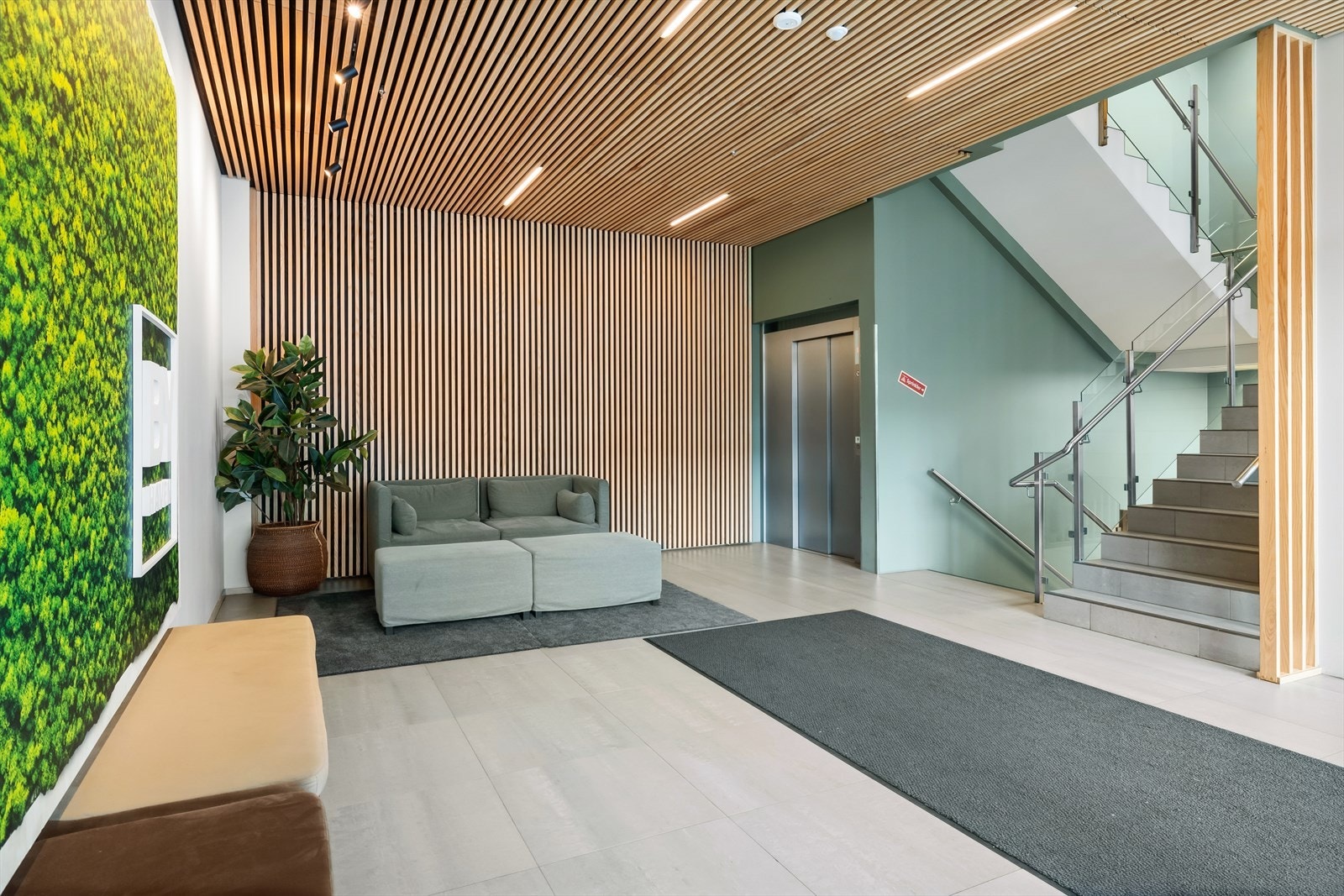 Du kan benytte både trapp og heis til leiligheten. Galleribilde