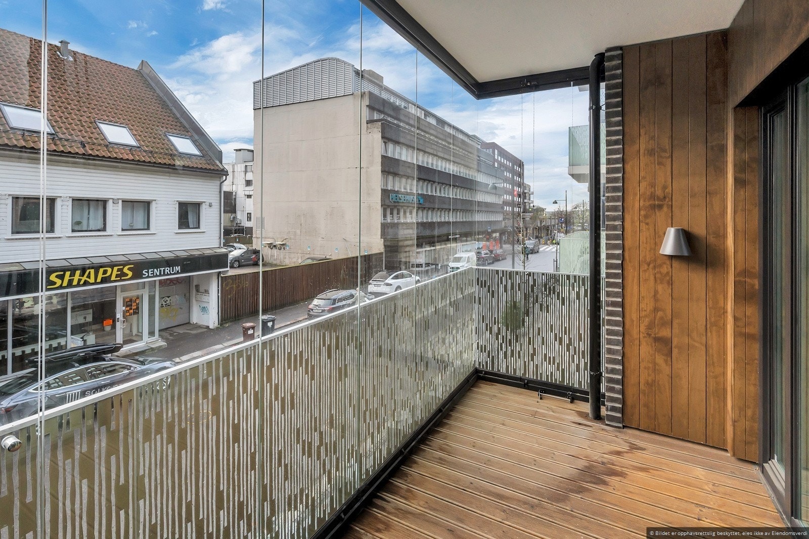 Romslig innglasset balkong med god plass til utemøbler! Galleribilde