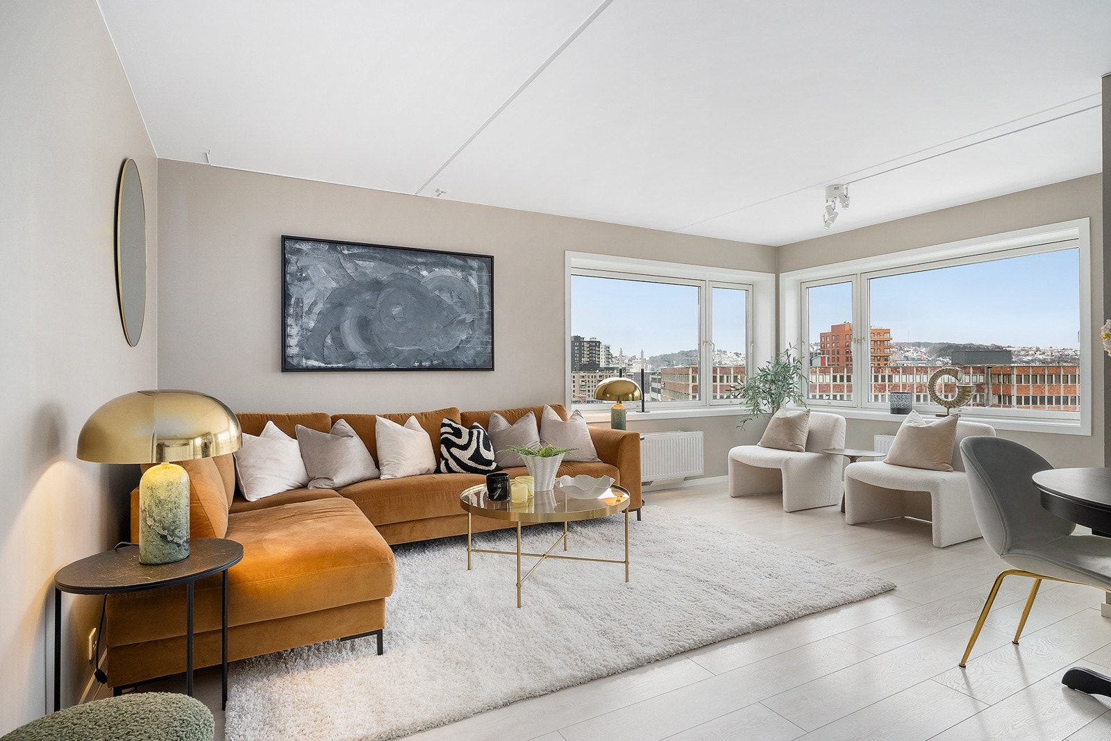 Stue med god plass til stor sofagruppe Galleribilde