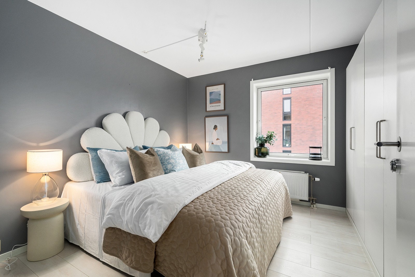 Soverom 1 med god garderobeskap og god plass til dobbeltseng Galleribilde